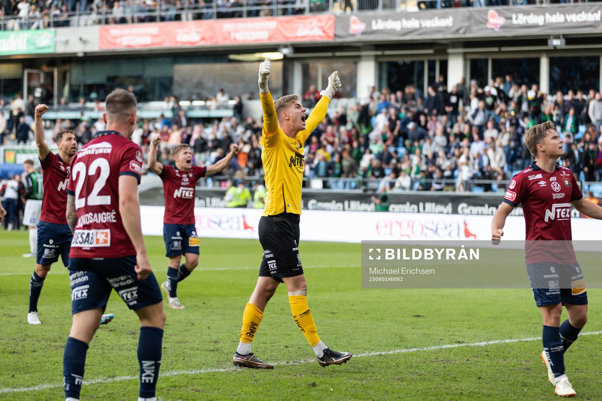 Örgrytes målvakt Mathias Nilsson jublar