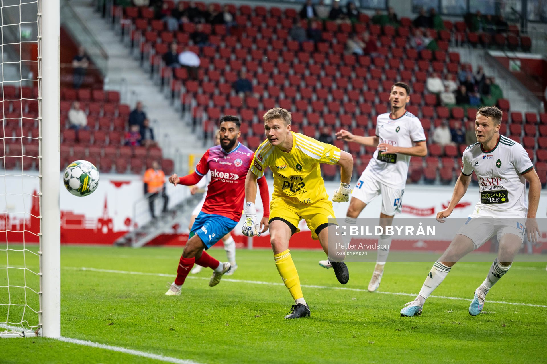 Skövde AIKs målvakt David Engelbrektsson och Helsingborgs
