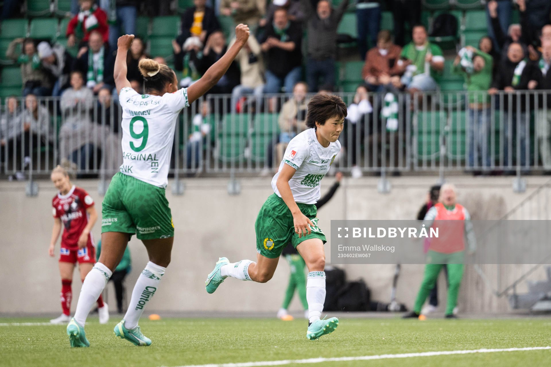 Hammarbys Maika Hamano jublar med Madelen Janogy