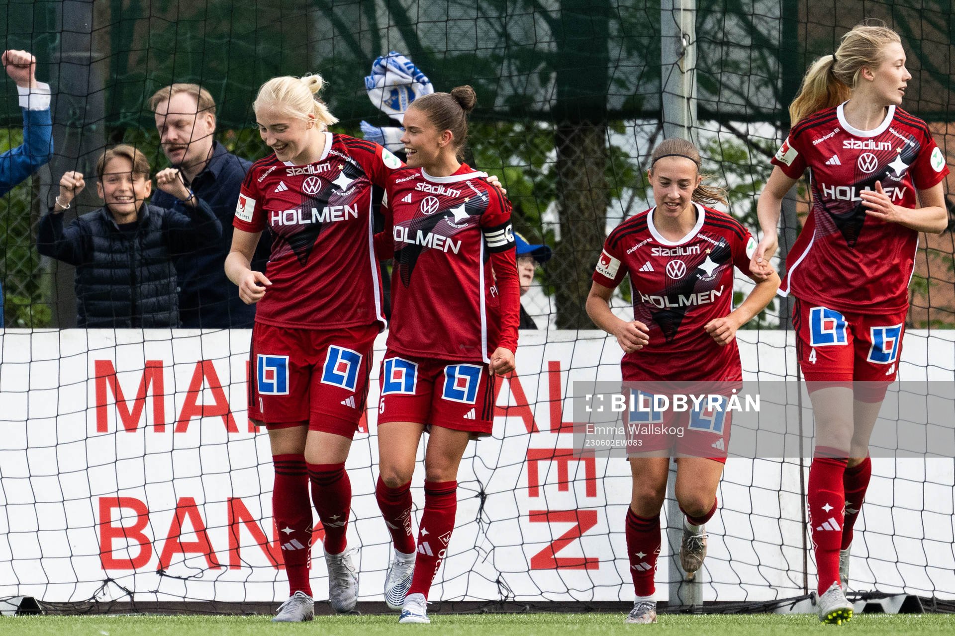 IFK Norrköpings My Cato jublar med lagkamrater