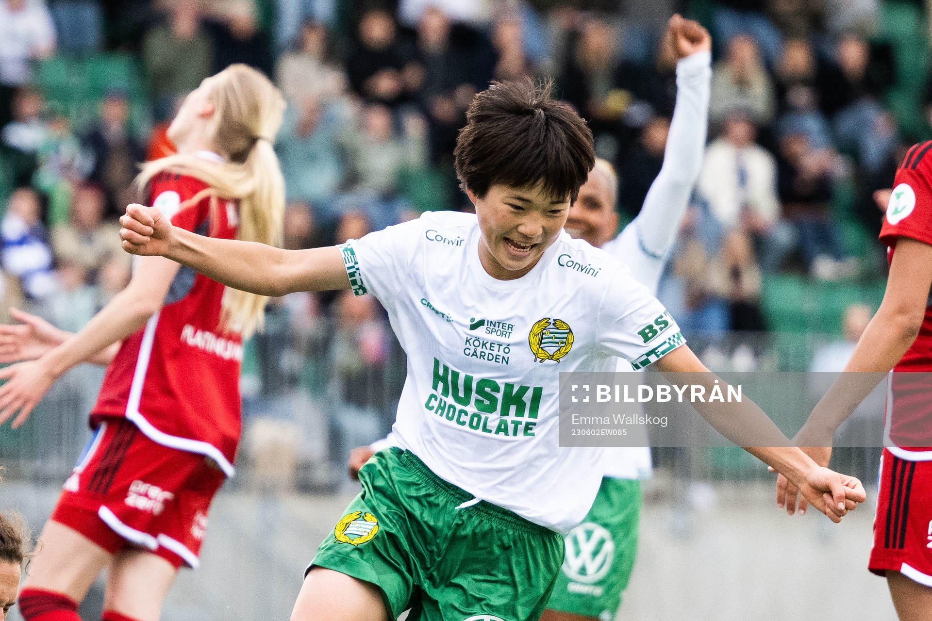 Hammarbys Maika Hamano jublar efter 1-2 under fotbollsmatchen i Damallsvenskan mellan Hammarby och IFK Norrköping den 2 juni 2023 i Stockholm.
