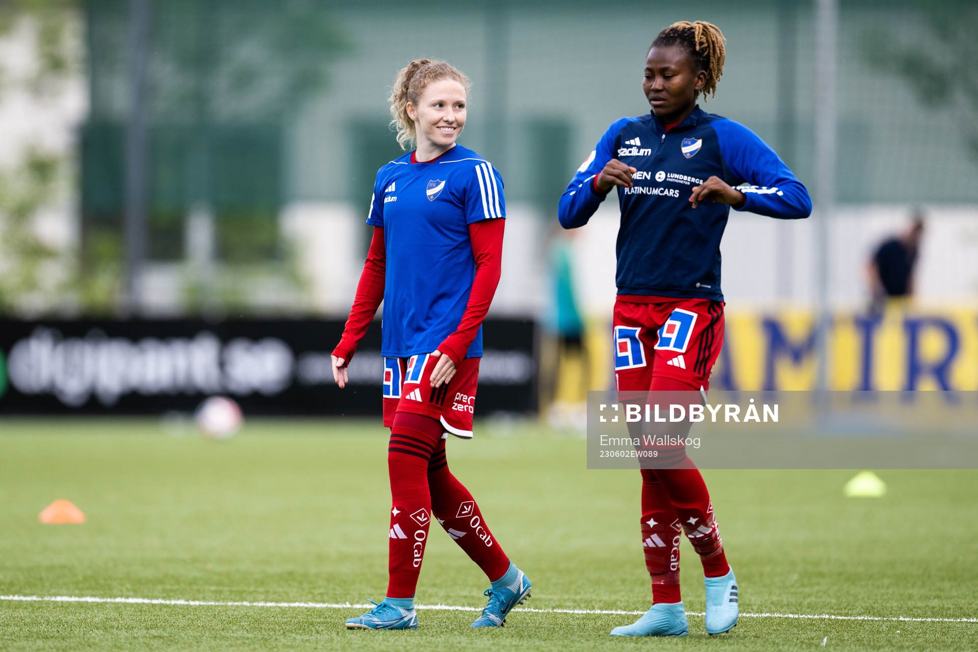 IFK Norrköpings Nicole Robertson och Azumah Bugre inför fotbollsmatchen i Damallsvenskan mellan Hammarby och IFK Norrköping den 2 juni 2023 i Stockholm.