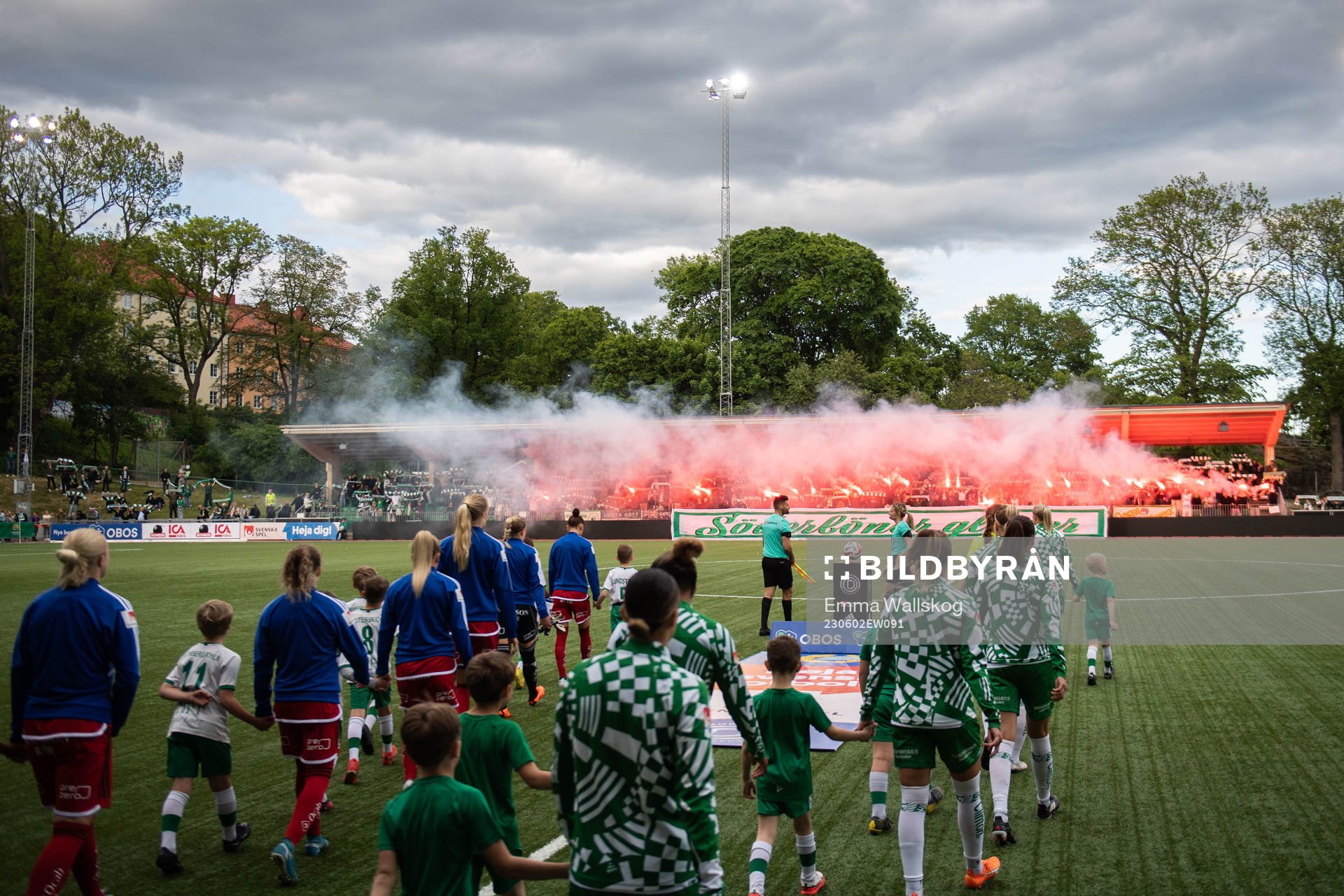 IFK Norrköpings och Hammarbys spelare gör entré på