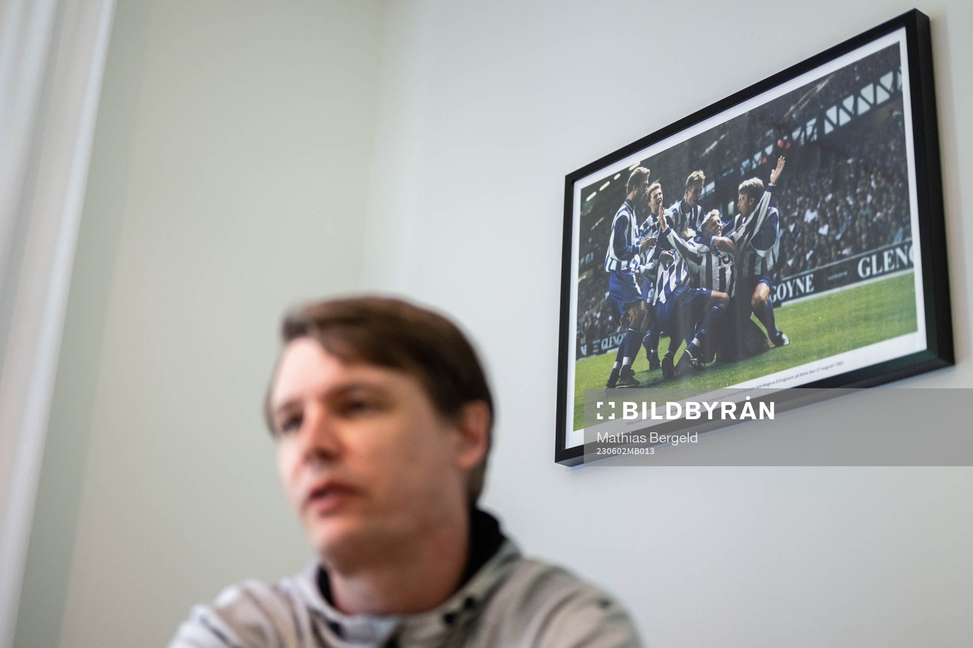 Ett fotografi på jublande spelare på väggen bakom IFK