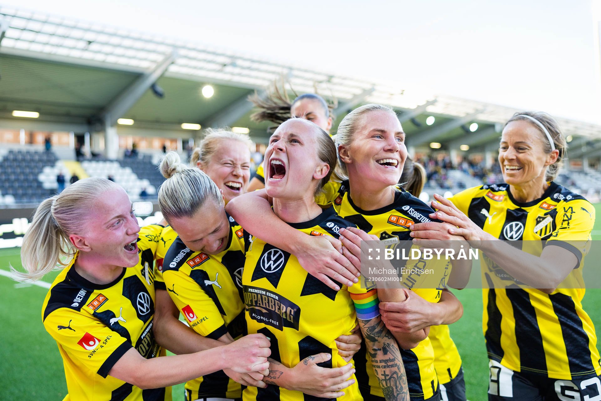 Häckens Filippa Curmark jublar med lagkamrater