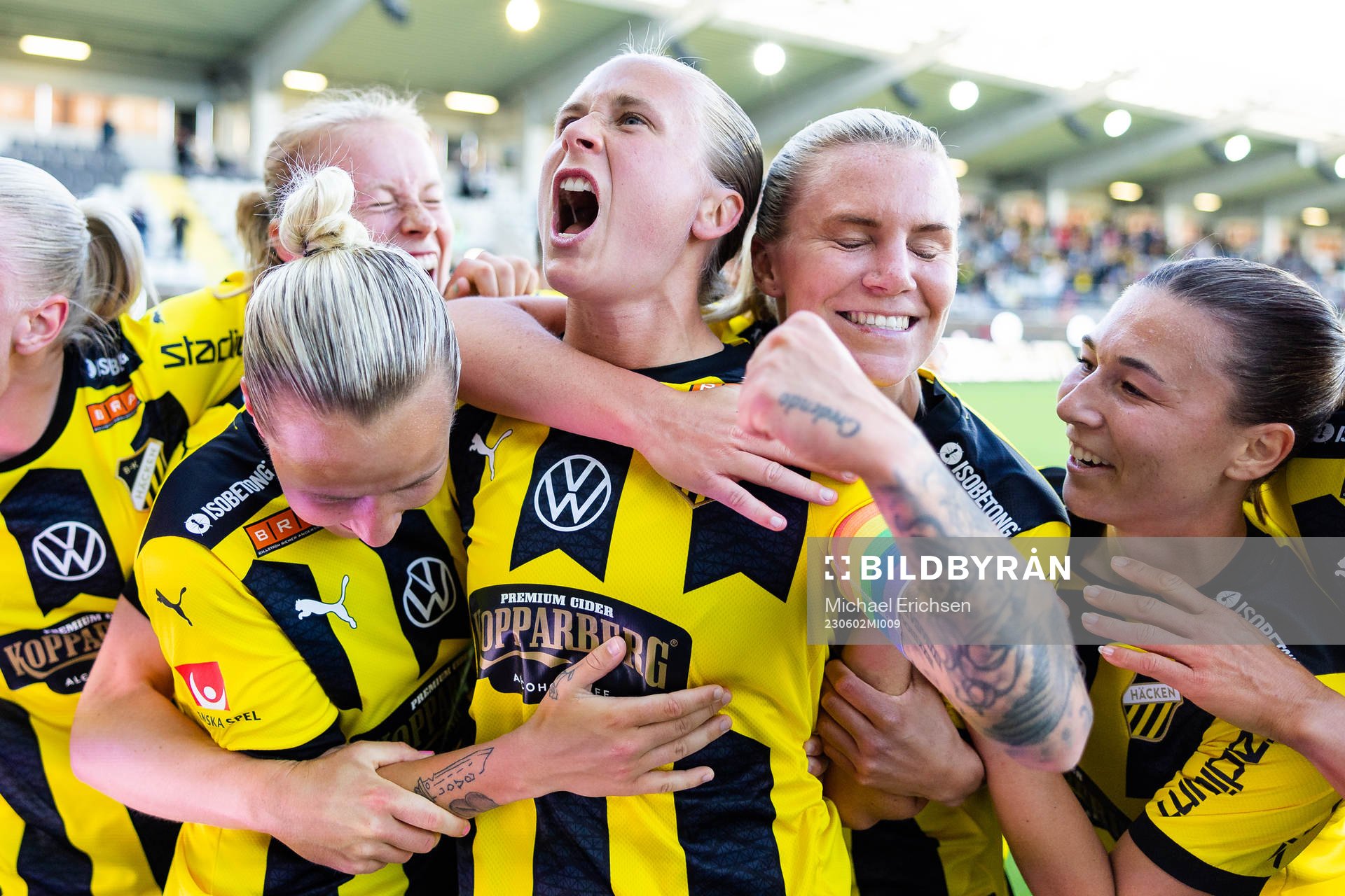 Häckens Filippa Curmark jublar med lagkamrater