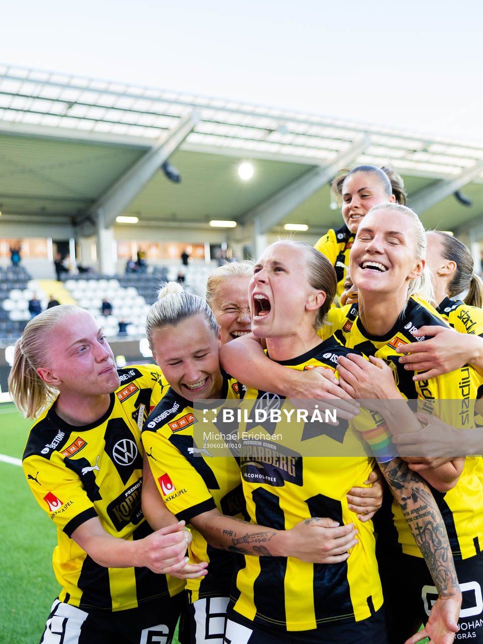 Häckens Filippa Curmark jublar med lagkamrater