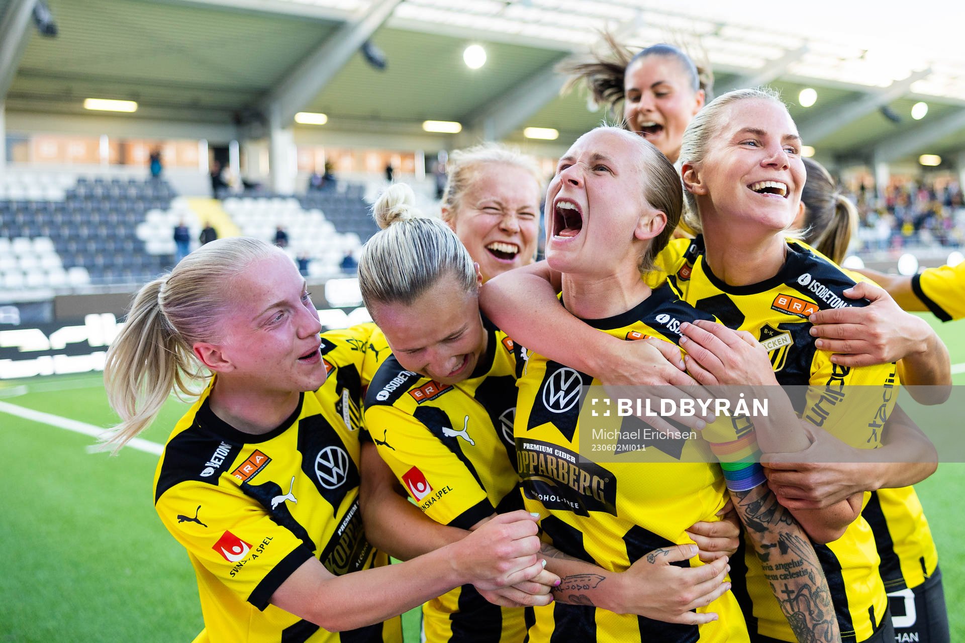 Häckens Filippa Curmark jublar med lagkamrater