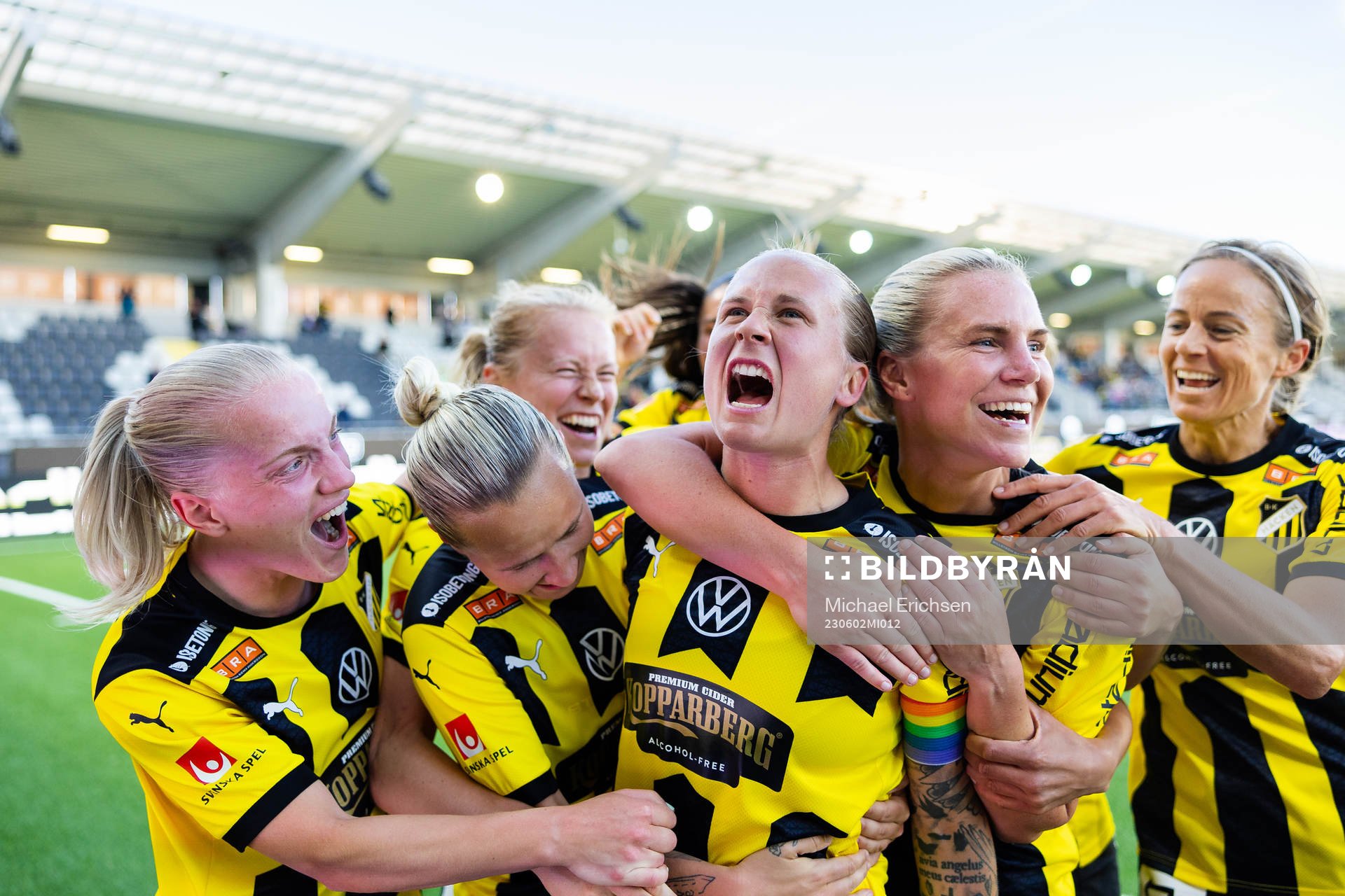 Häckens Filippa Curmark jublar med lagkamrater