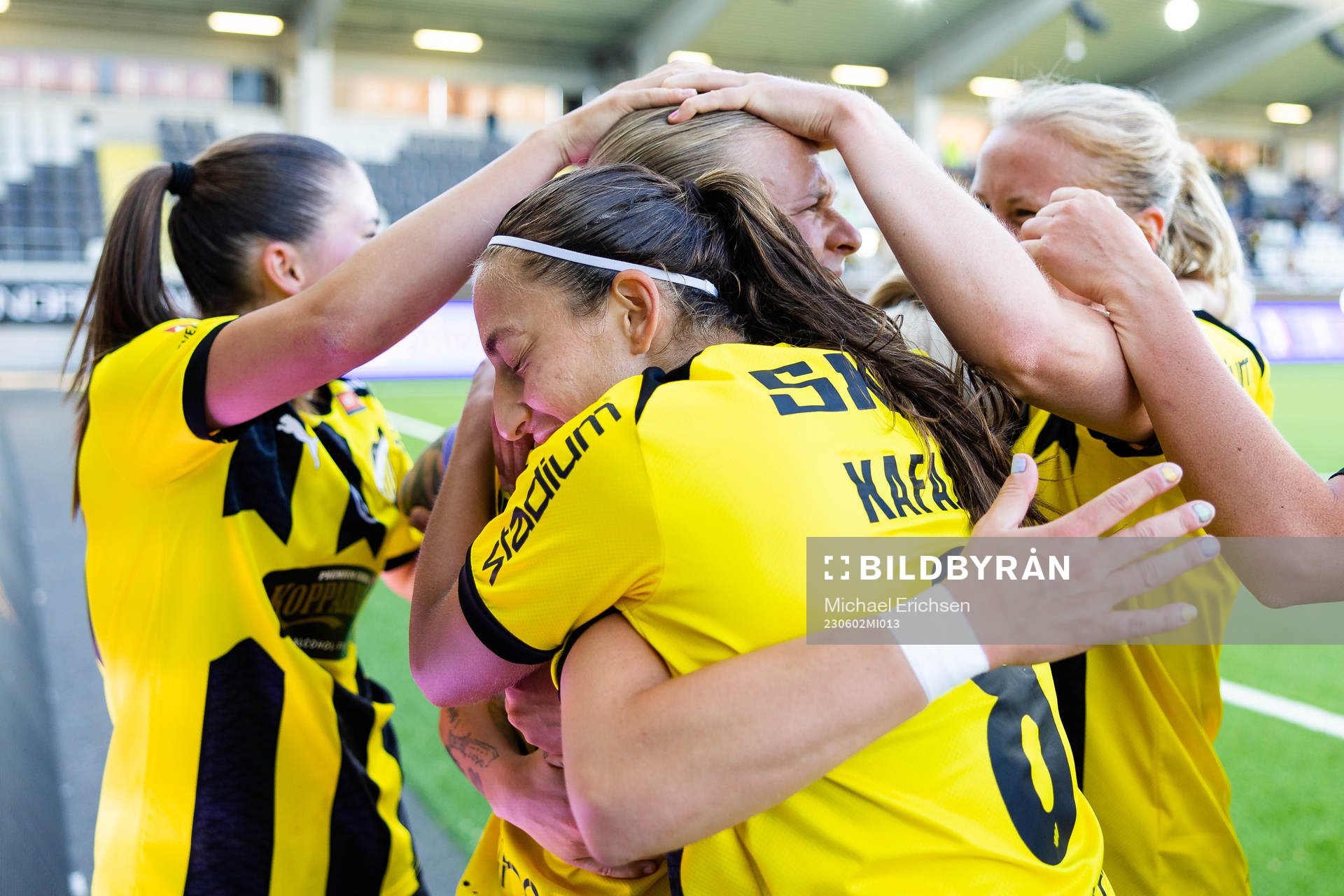 Häckens Filippa Curmark jublar med lagkamrater