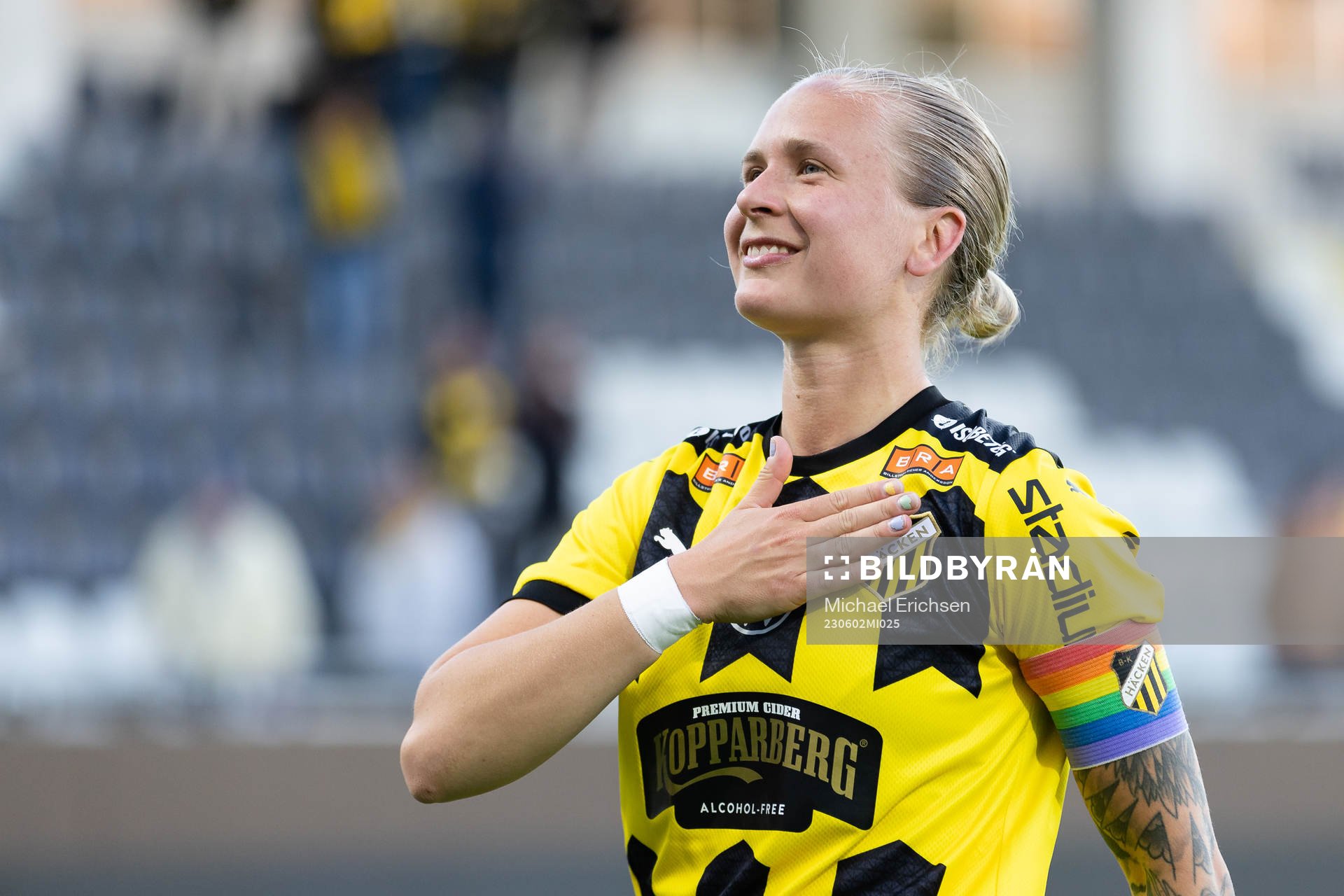 Häckens Filippa Curmark jublar och firar framför klacken
