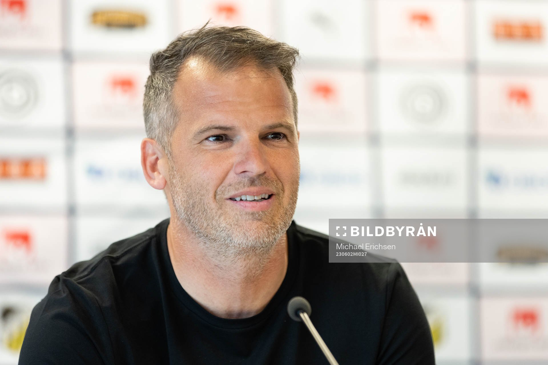 Häckens tränare Robert Vilahamn på presskonferensen