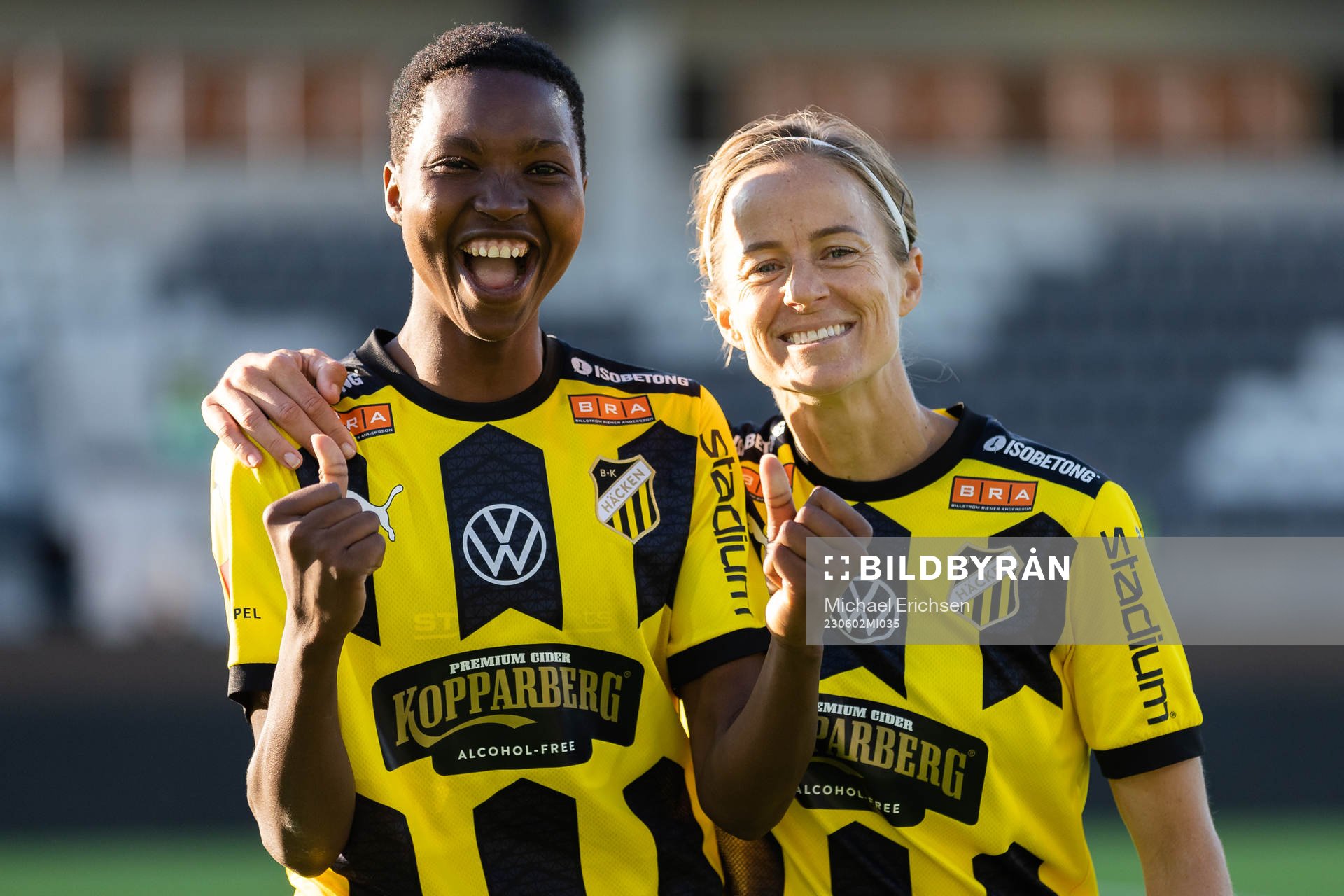 Häckens Aisha Masaka och Aivi Luik jublar