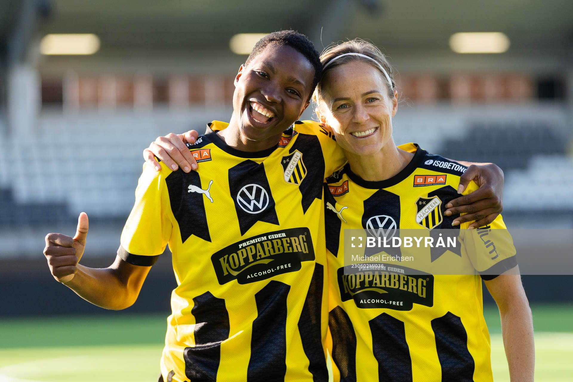 Häckens Aisha Masaka och Aivi Luik jublar