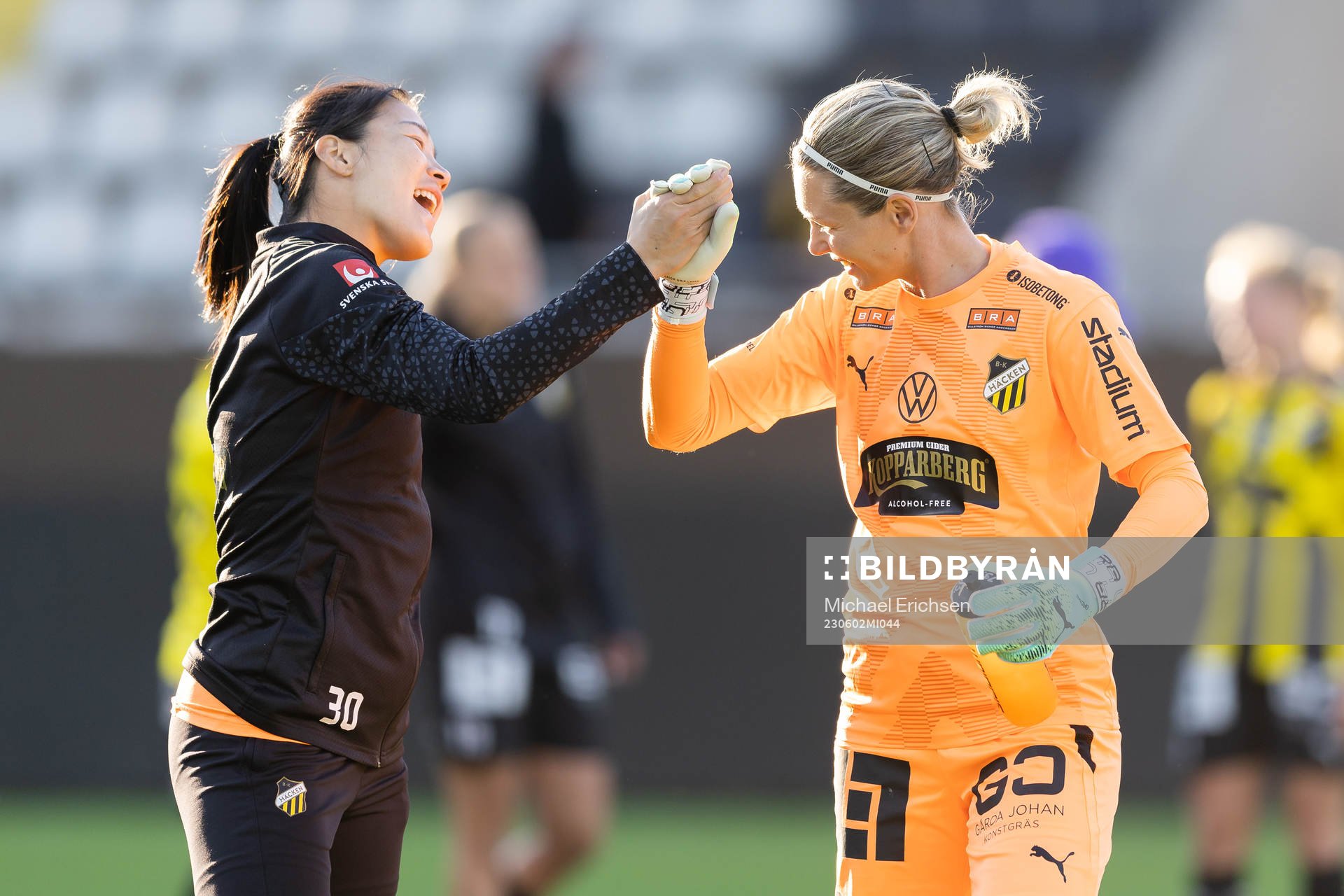 Häckens målvakt Younggeul Yoon och målvakt Jennifer Falk