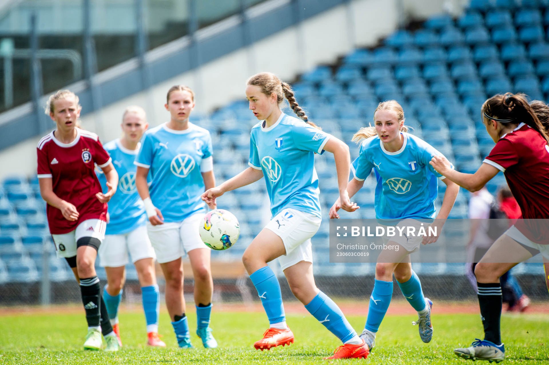 Malmö FFs Mikaela Rosesköld med bollen