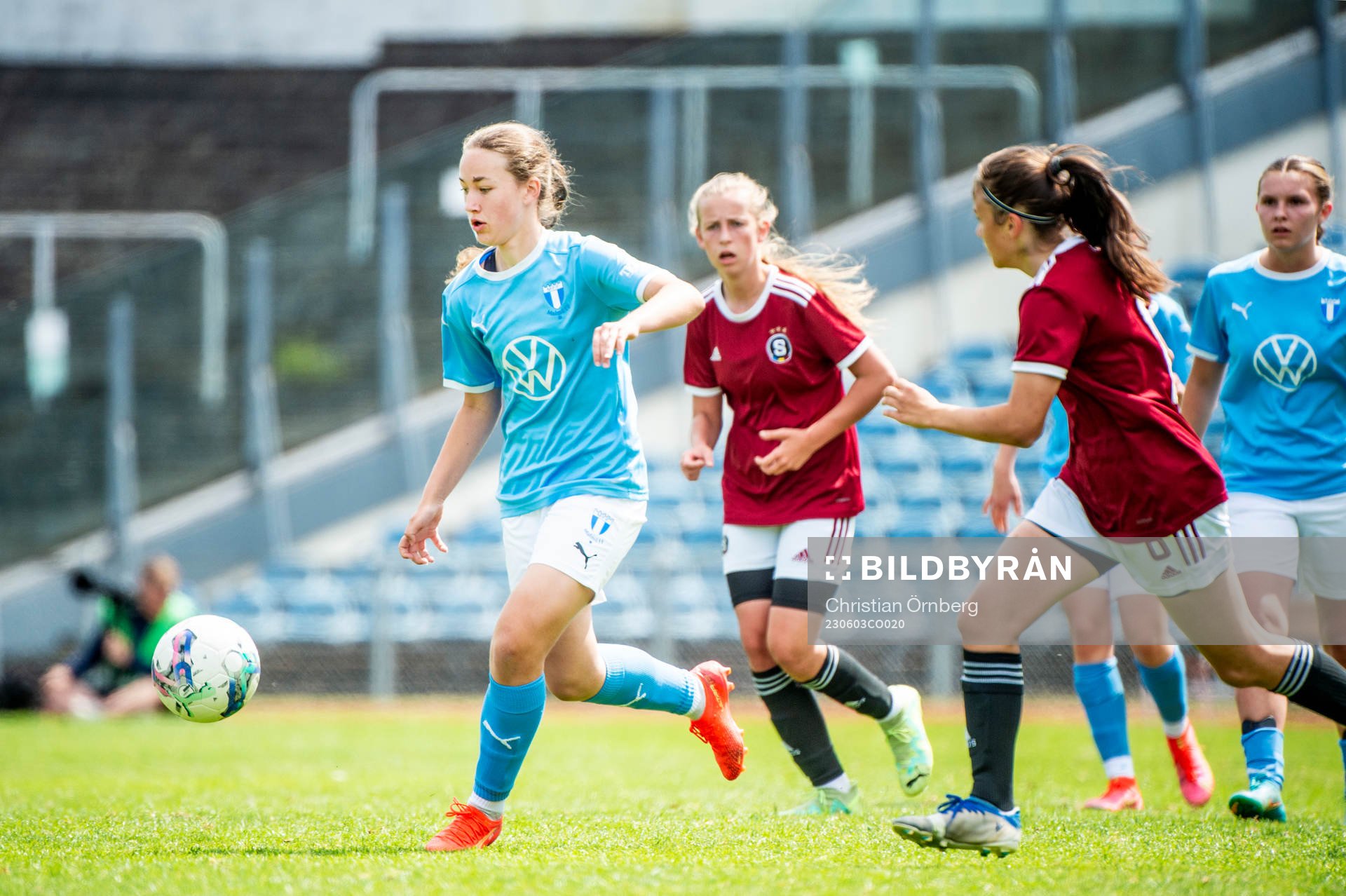Malmö FFs Mikaela Rosesköld med bollen