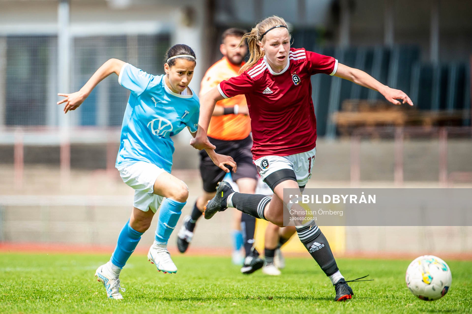 Malmö FFs Mayar Khatawi mot Spartas Klara Danickova under F15 matchen i Malmö Trophy mellan Malmö FF och Sparta Praha den 3 juni 2023 i Malmö.