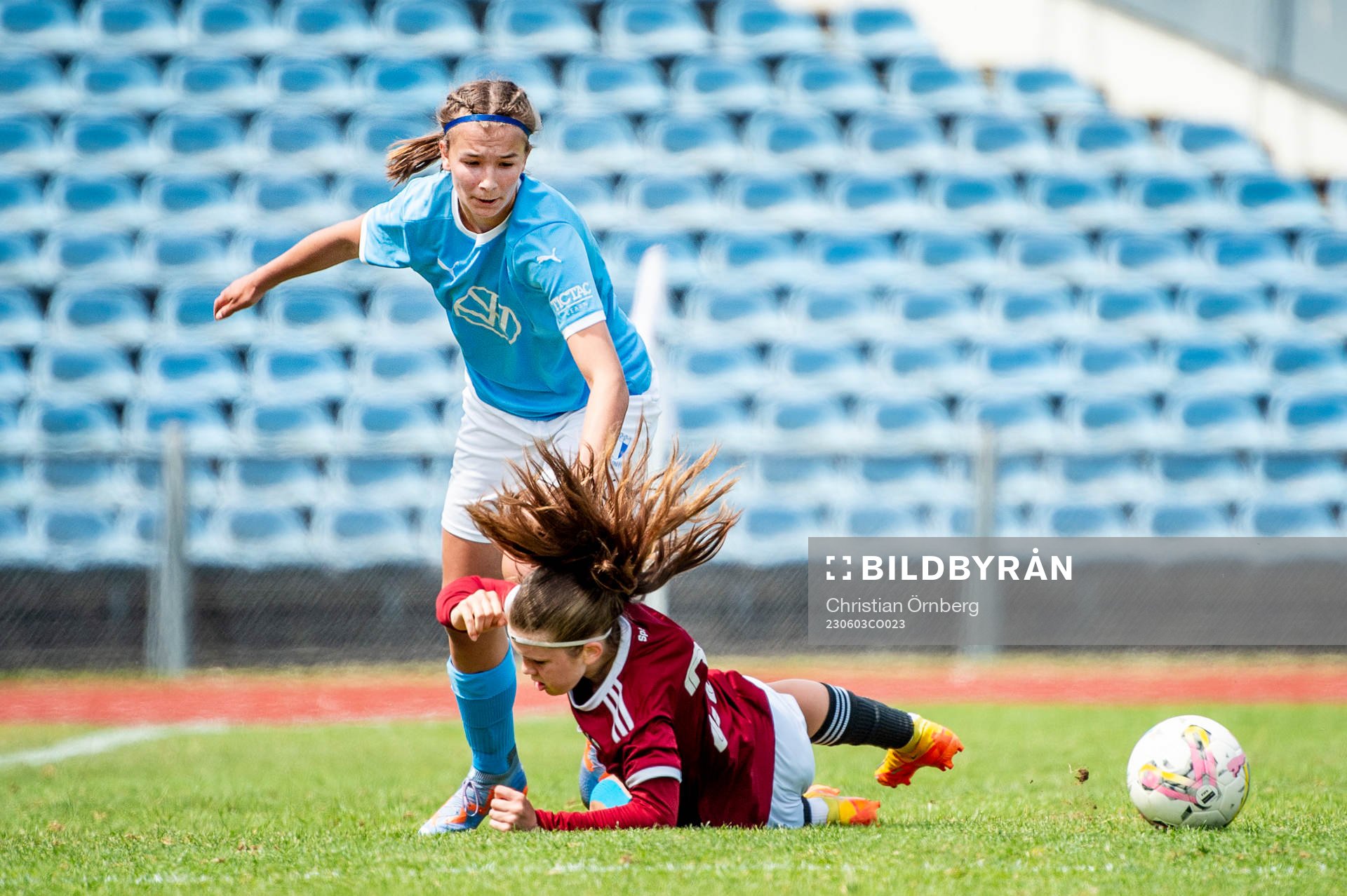 Malmö FFs Thelma Persson mot Spartas Rozalie Petrakova under F15 matchen i Malmö Trophy mellan Malmö FF och Sparta Praha den 3 juni 2023 i Malmö. 