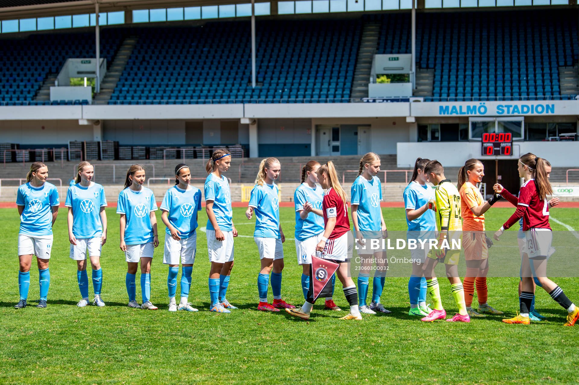 Spelarna ställer upp innan F15 matchen i Malmö Trophy