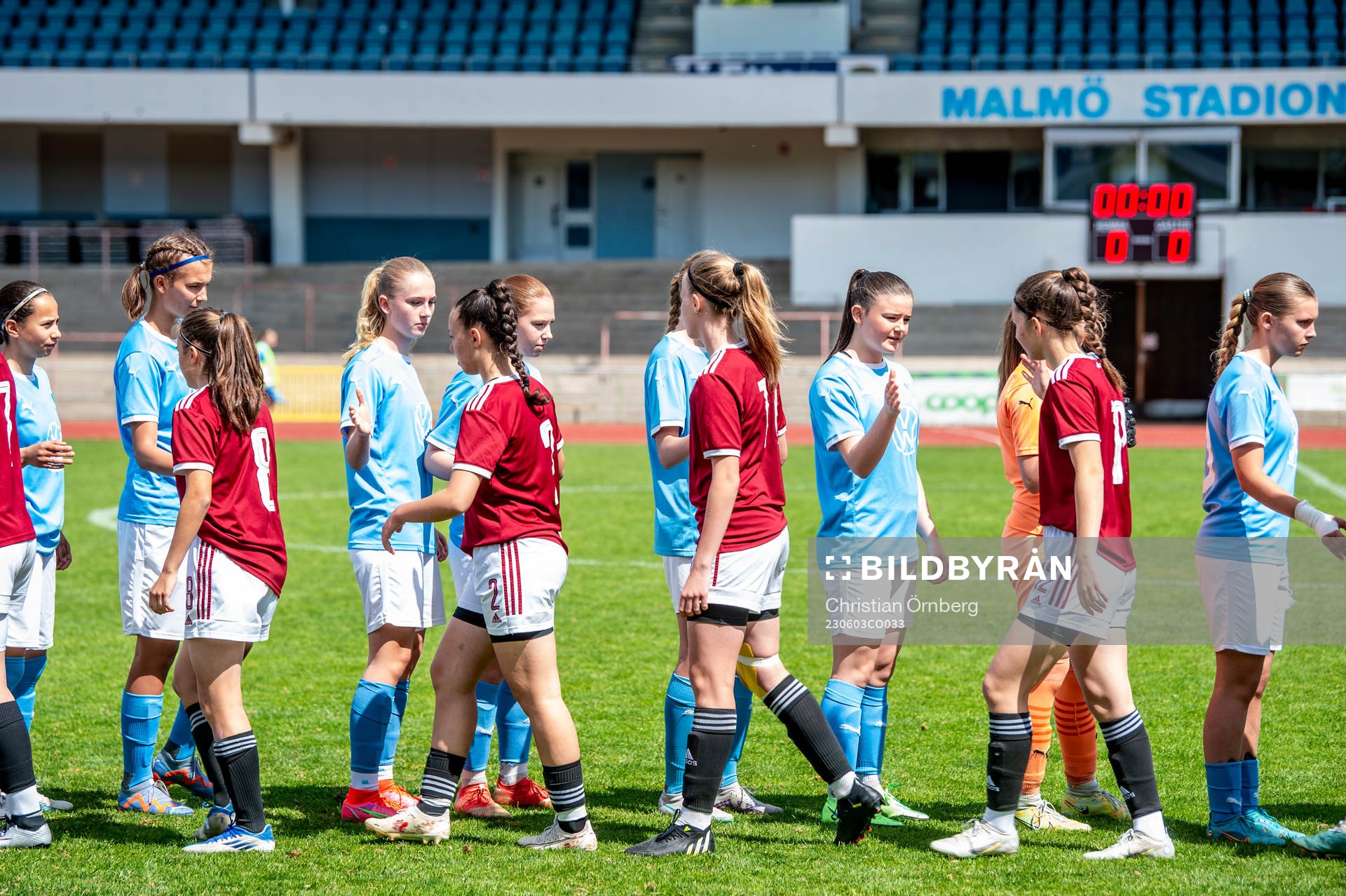 Spelarna ställer upp innan F15 matchen i Malmö Trophy