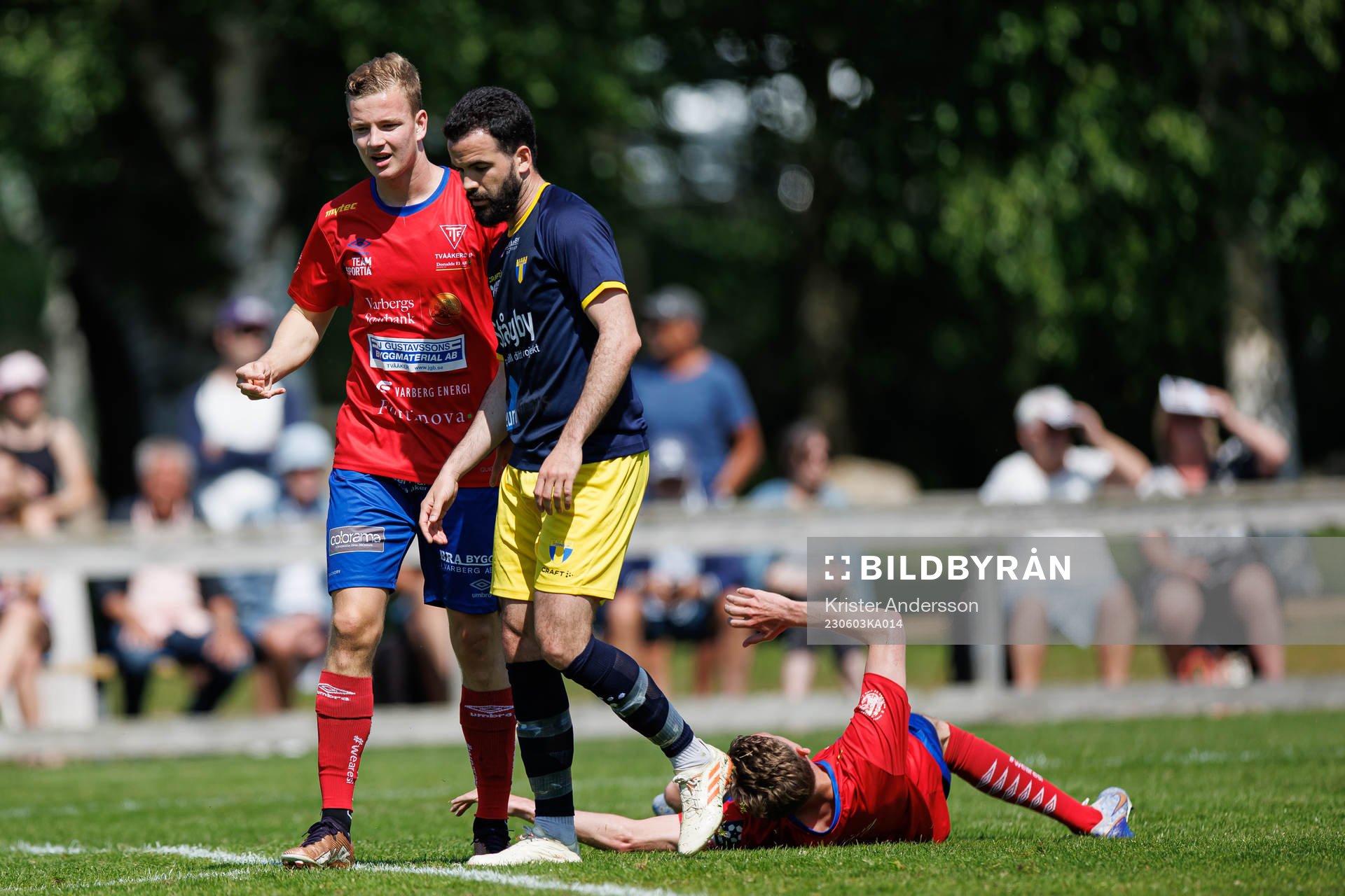 Tvååkers Alfons Nygaard och Torns Omar Khattab under fotbollsmatchen i Ettan södra mellan Tvååker och Torn den 3 juni 2023 i Tvååker. 