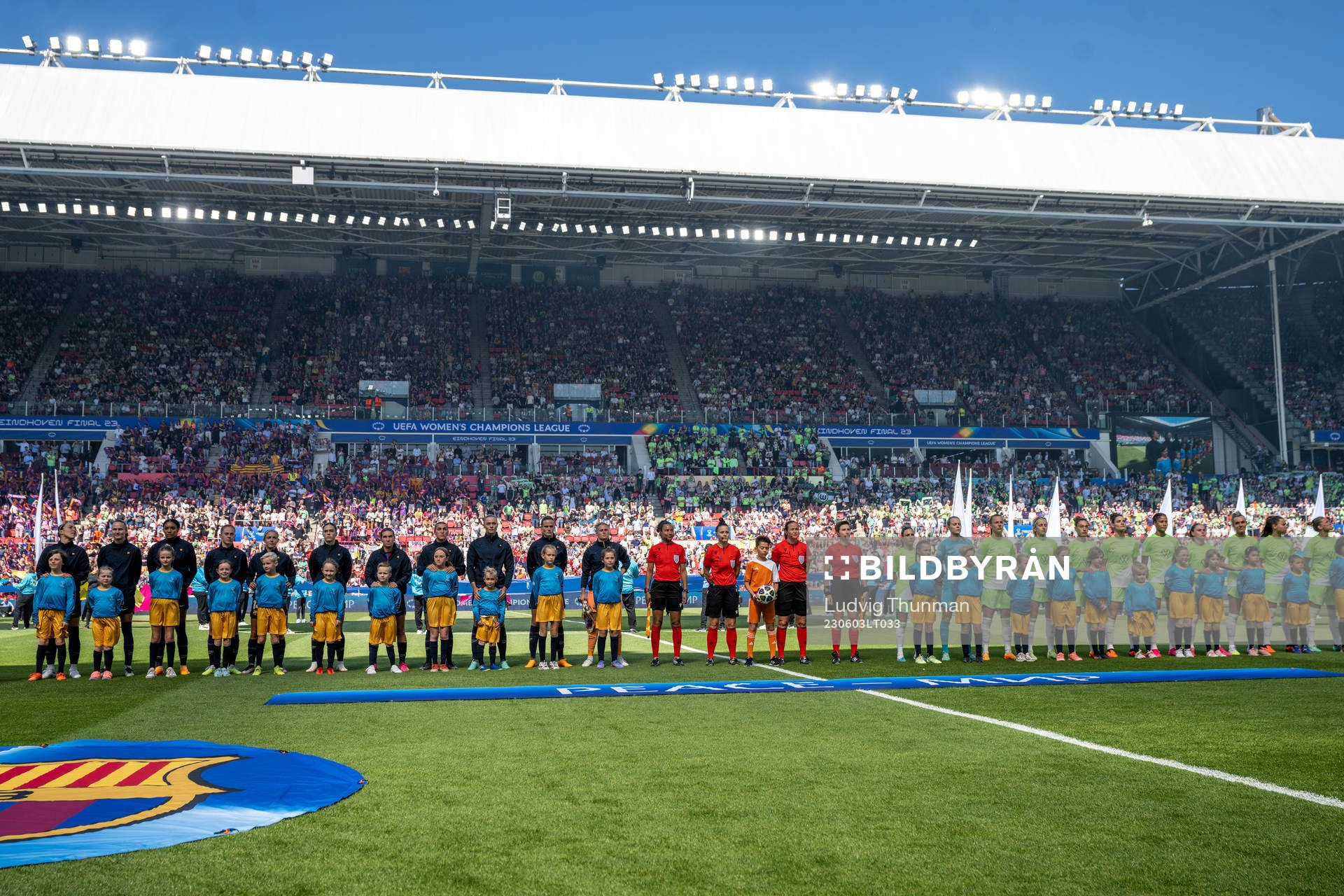Players of Barcelona and of Wolfsburg