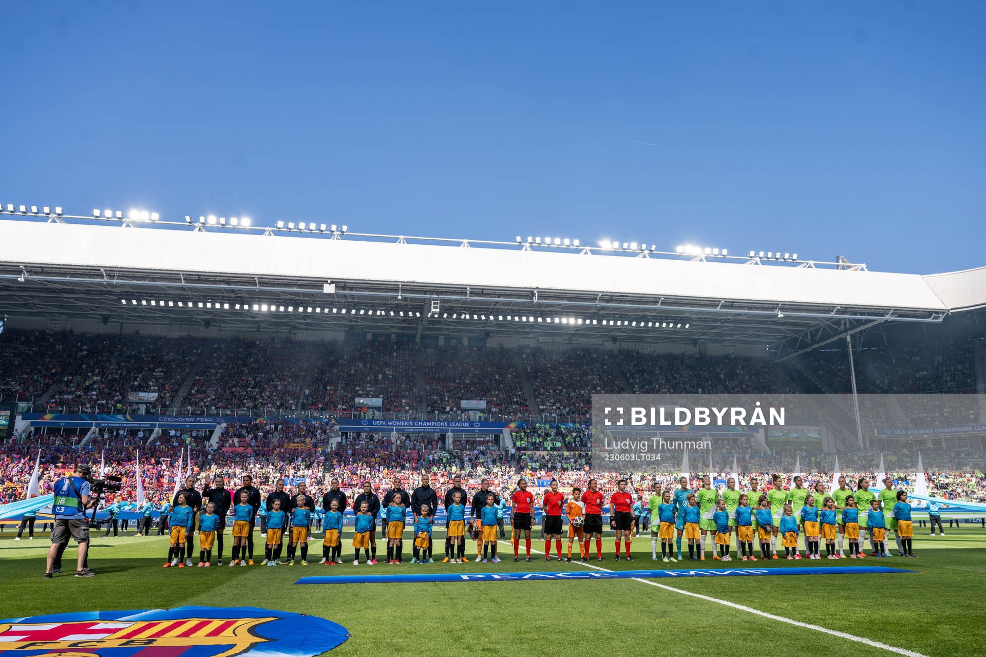 Players of Barcelona and of Wolfsburg