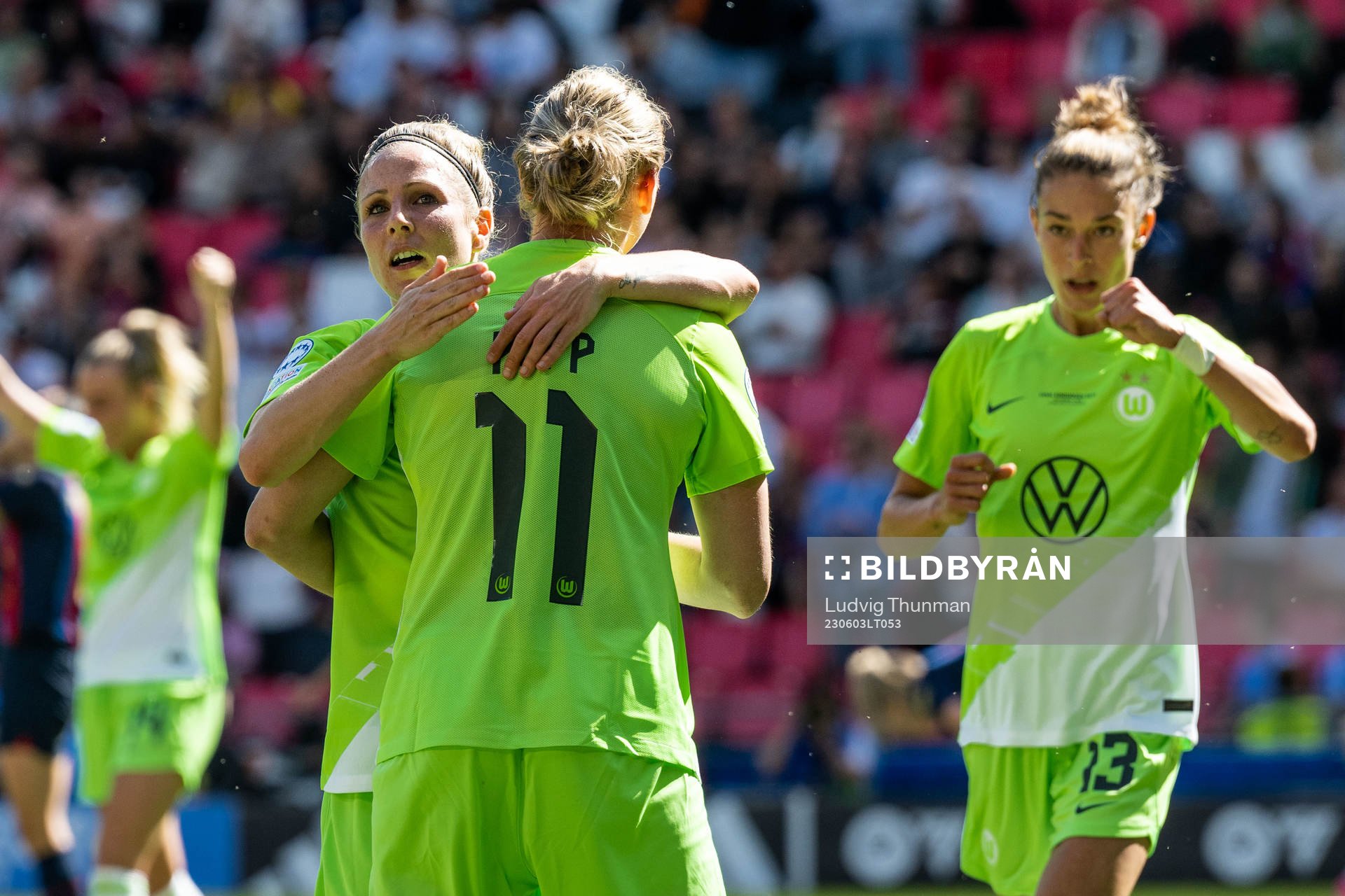 Alexandra Popp of Wolfsburg celebrate with teammates