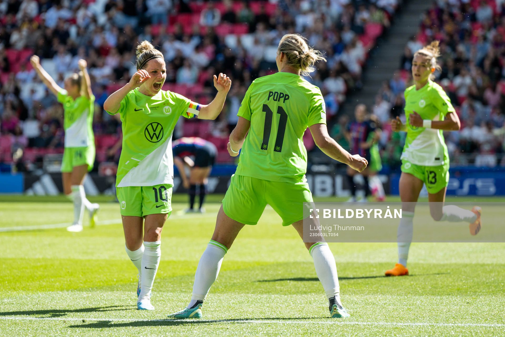 Alexandra Popp of Wolfsburg celebrate with teammates