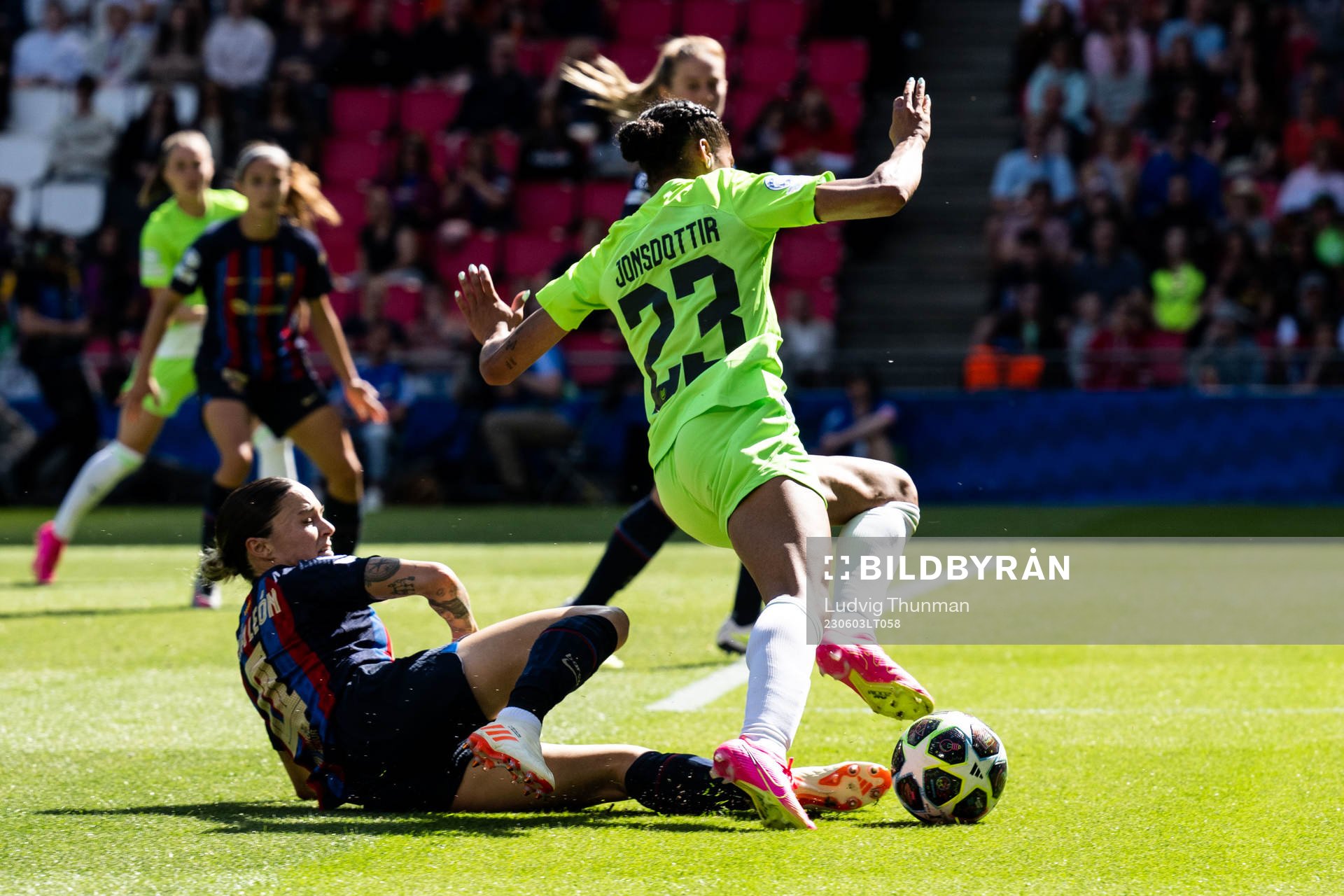 Mapi Leon of Barcelona and Sveindis Jonsdottir of Wolfsburg