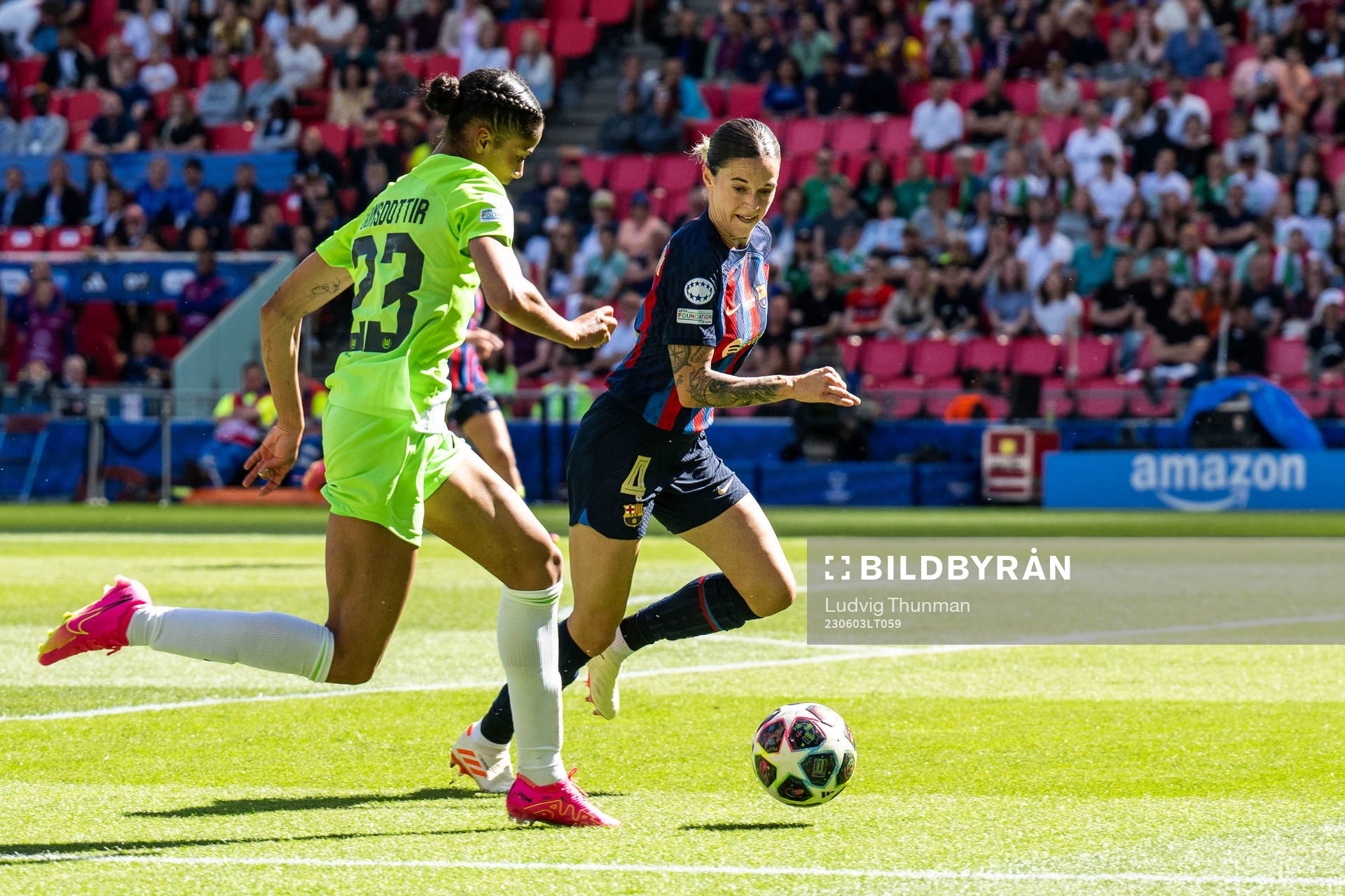 Mapi Leon of Barcelona and Sveindis Jonsdottir of Wolfsburg