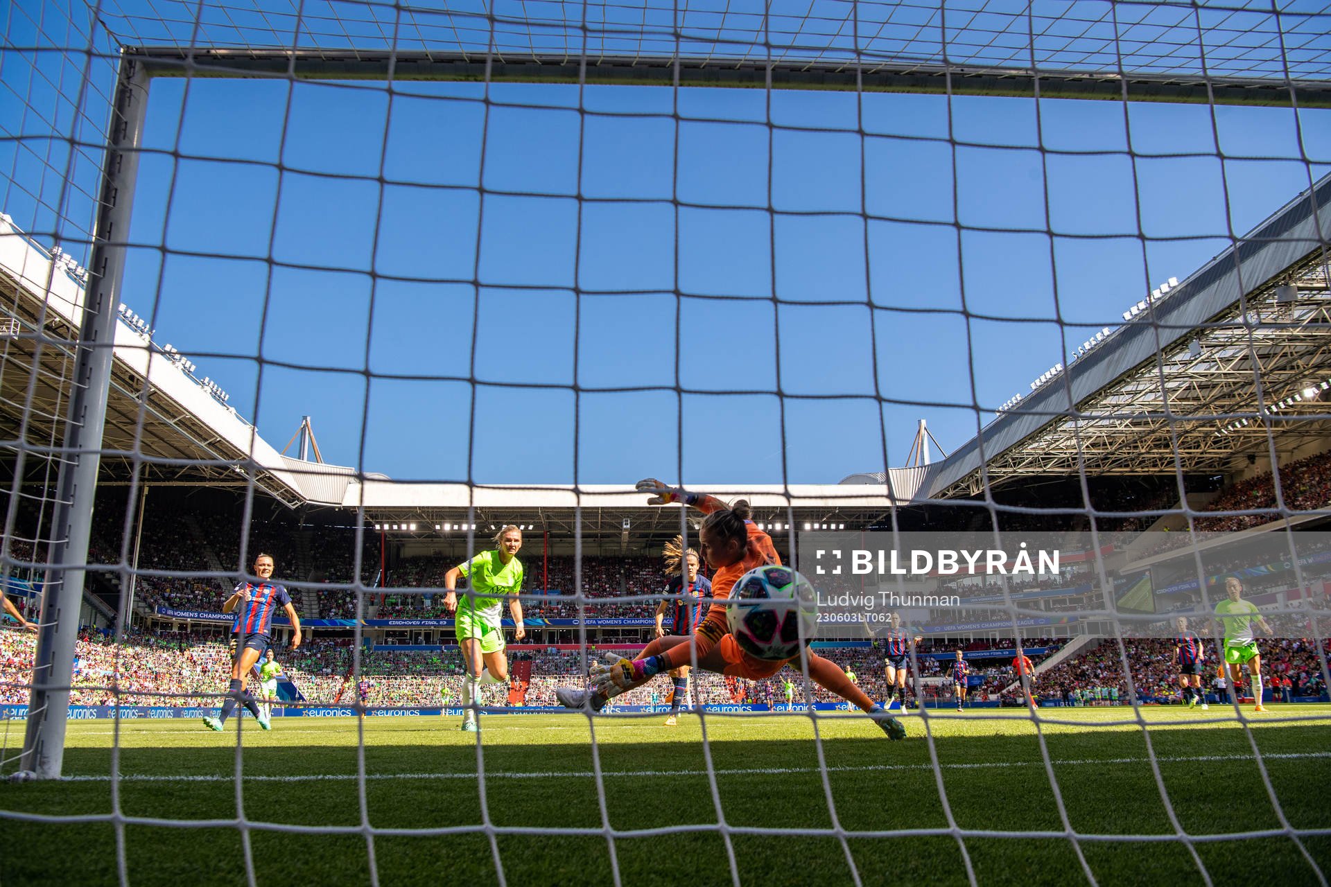 Alexandra Popp of Wolfsburg scores 0-2  behind goalkeeper
