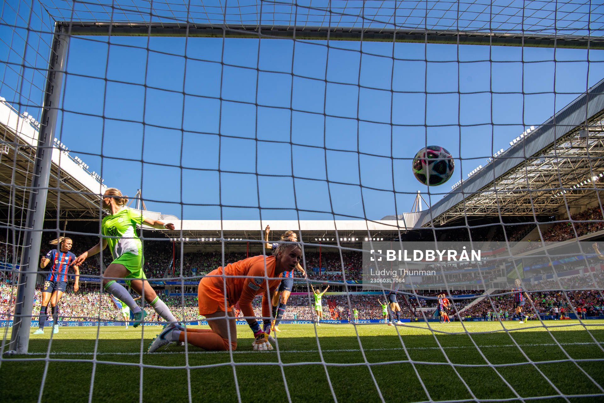 Alexandra Popp of Wolfsburg scores 0-2  behind goalkeeper