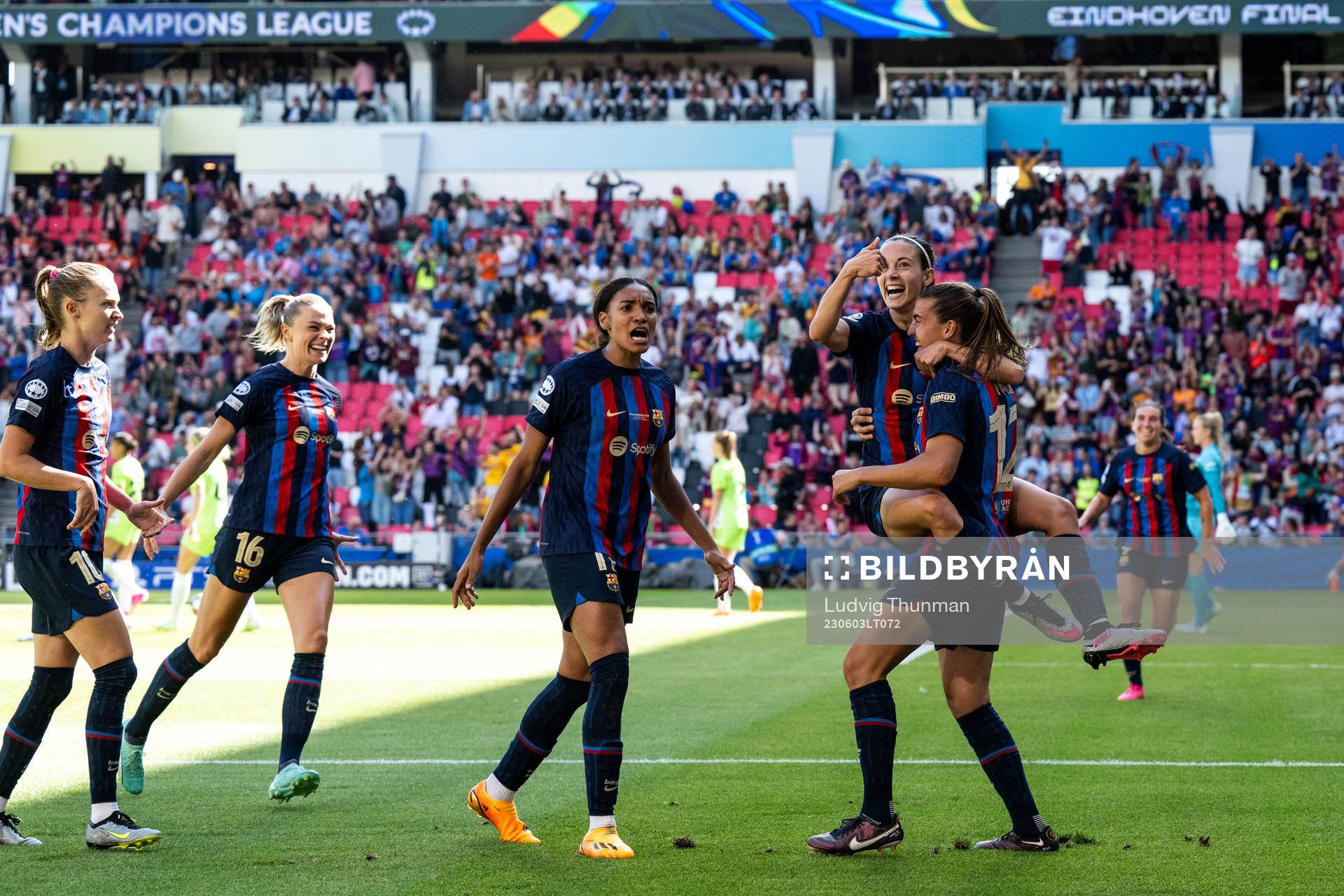 Players of Barcelona celebrate 2-2 by Patri Guijarro
