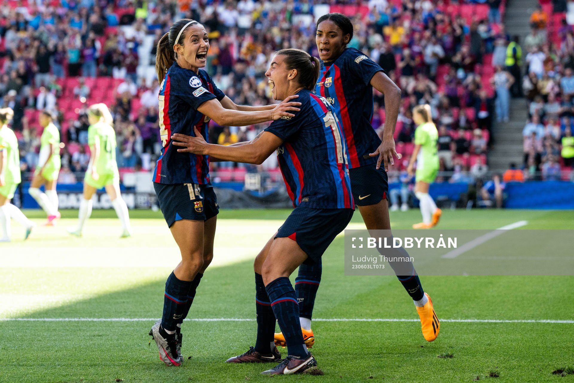 Players of Barcelona celebrate 2-2 by Patri Guijarro