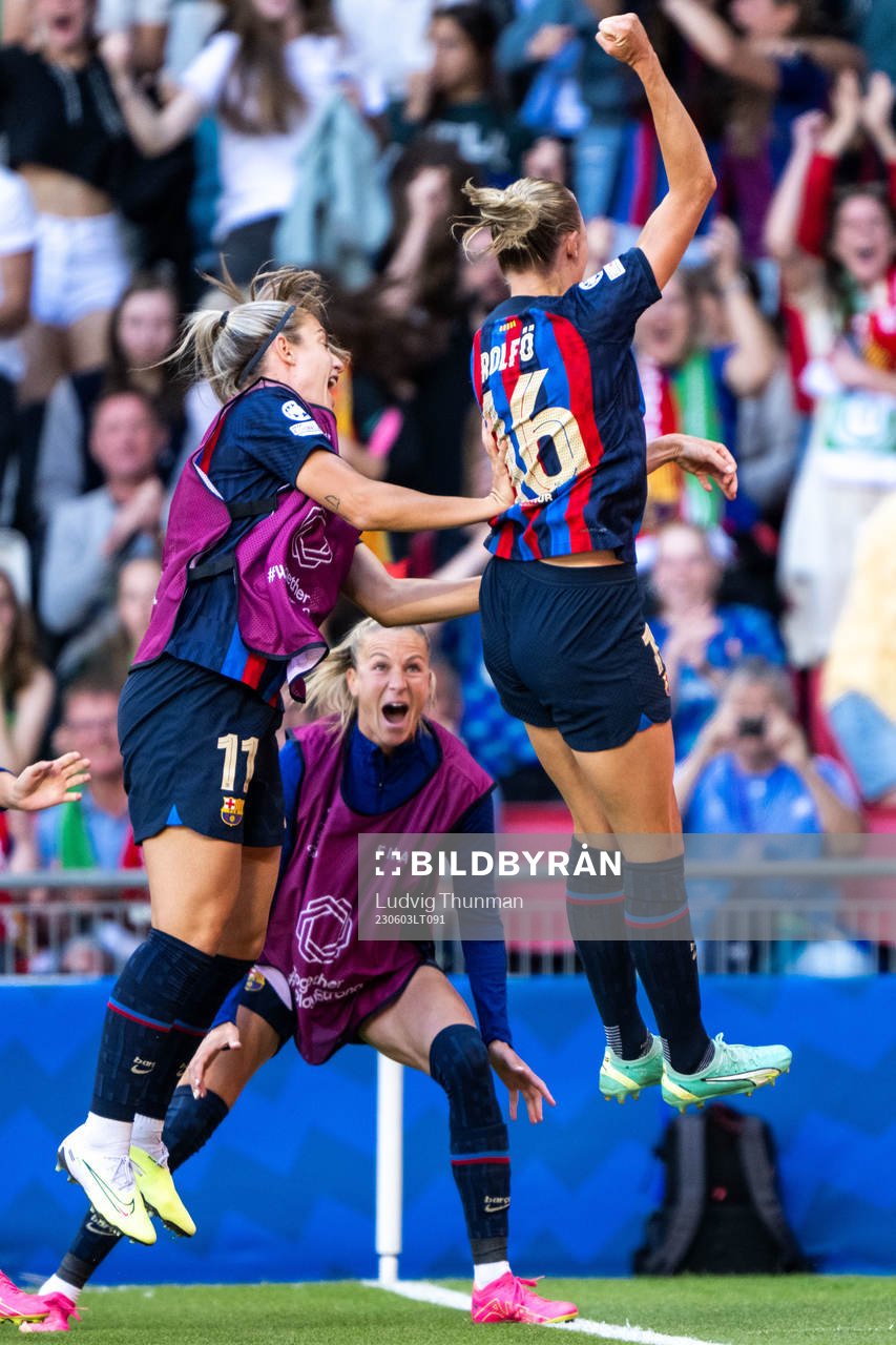 Fridolina Rolfö of Barcelona celebrates with teammates