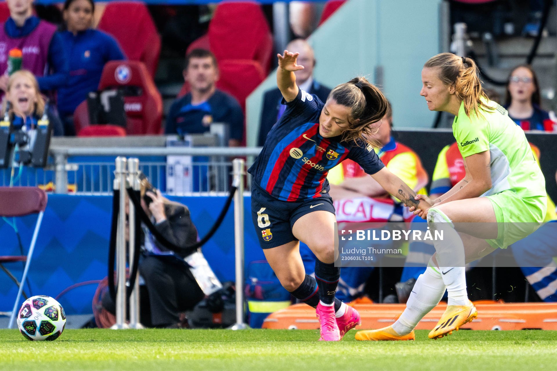 Claudia Pina of Barcelona and Lynn Wilms of Wolfsburg