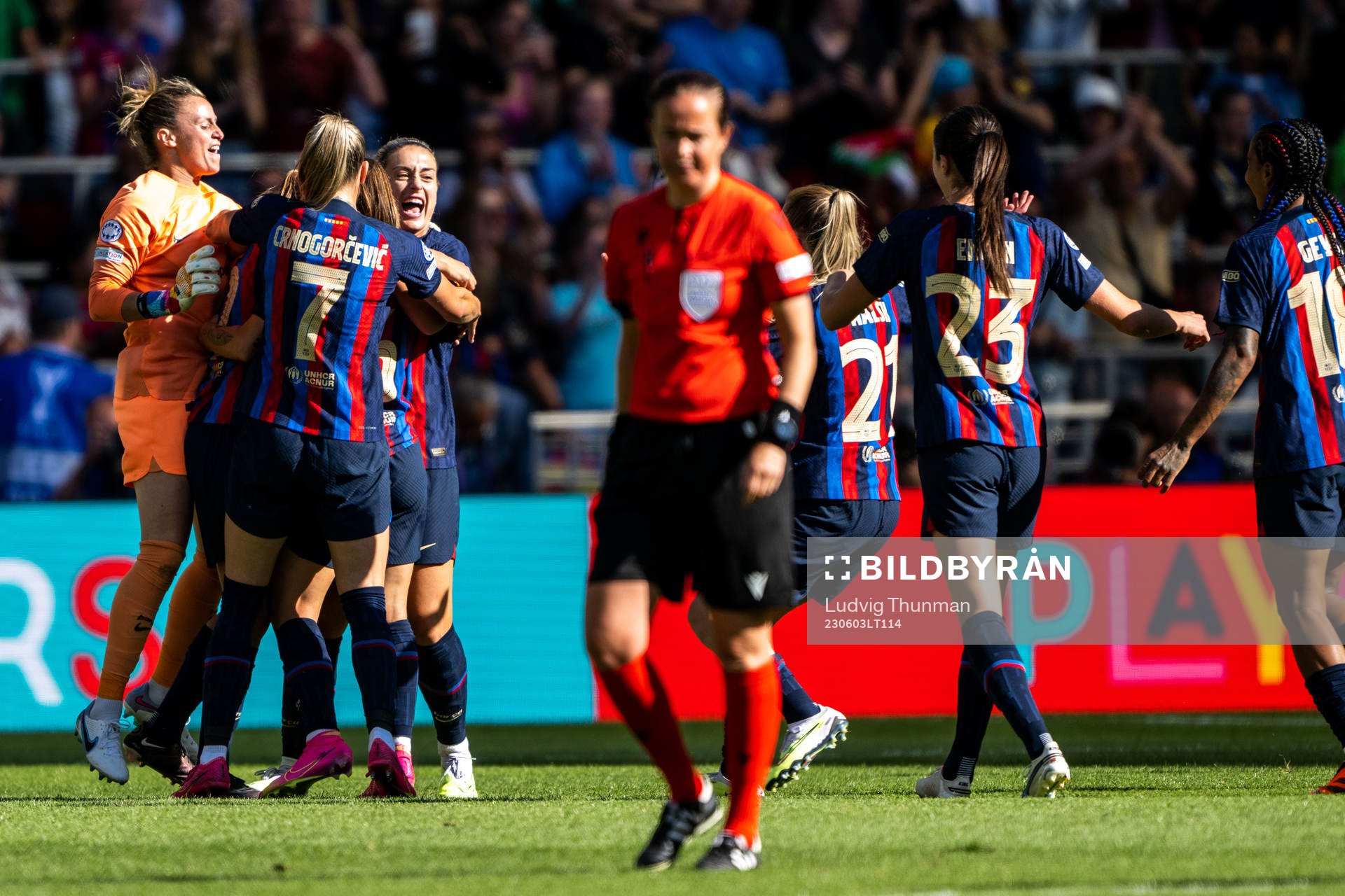 Players of Barcelona celebrate winning the UEFA Women's