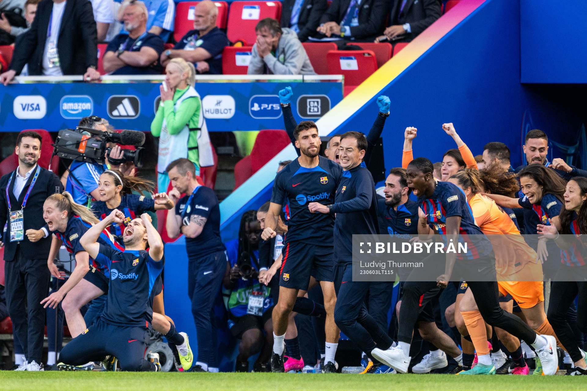 Head coach Jonatan Giráldez and players of Barcelona celebrate winning the UEFA Women's Champions League final match between Barcelona and Wolfsburg on June 3, 2023 in Eindhoven.