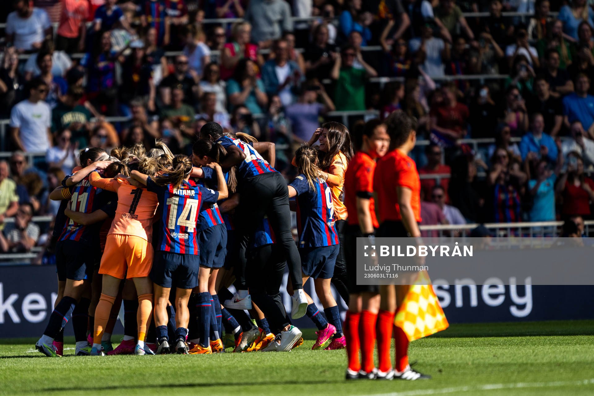 Players of Barcelona celebrate winning the UEFA Women's