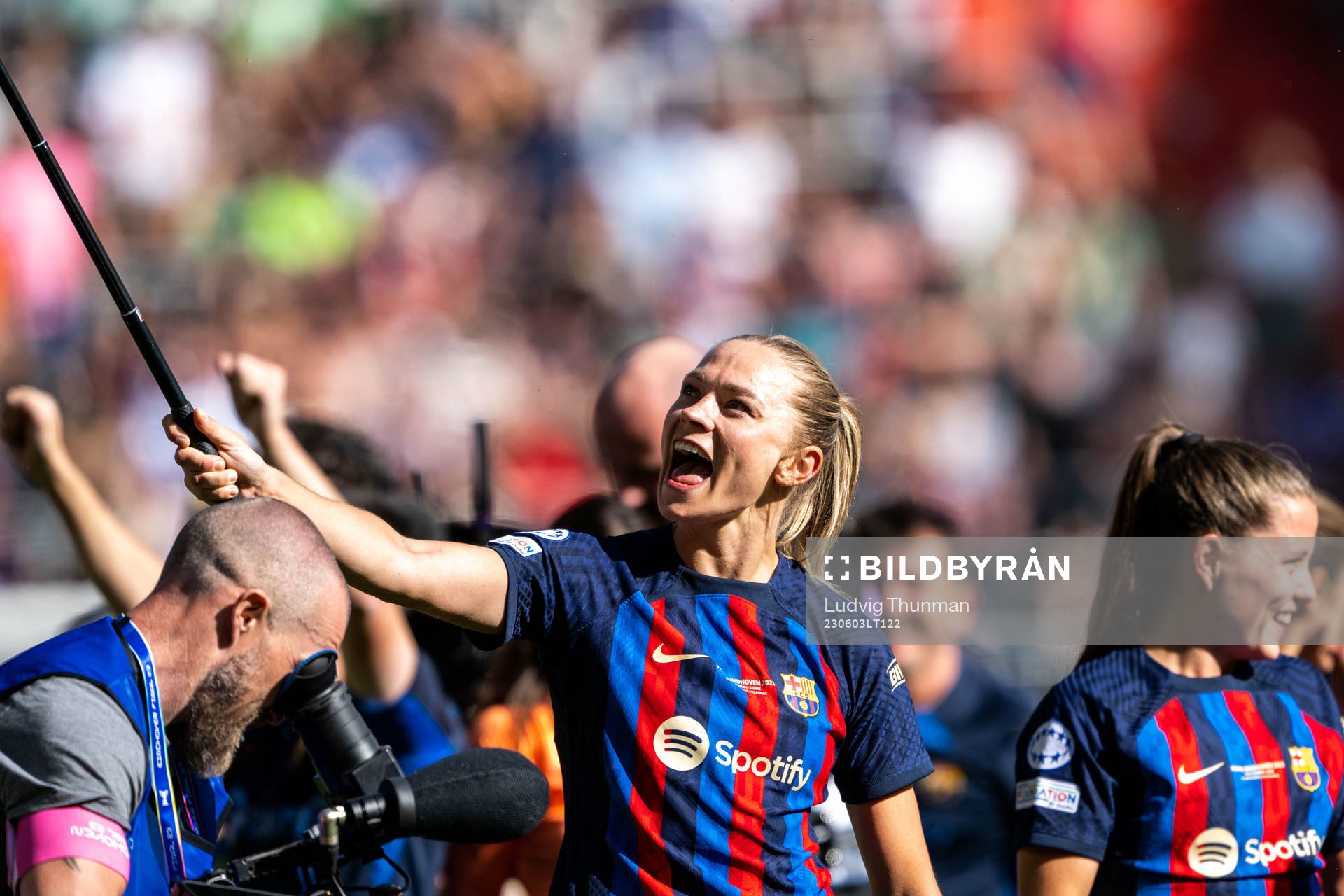 Fridolina Rolfö of Barcelona celebrate swinning the UEFA