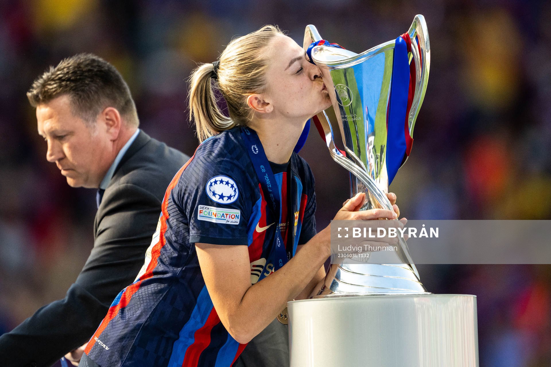 Fridolina Rolfö of Barcelona gives the trophy a kiss