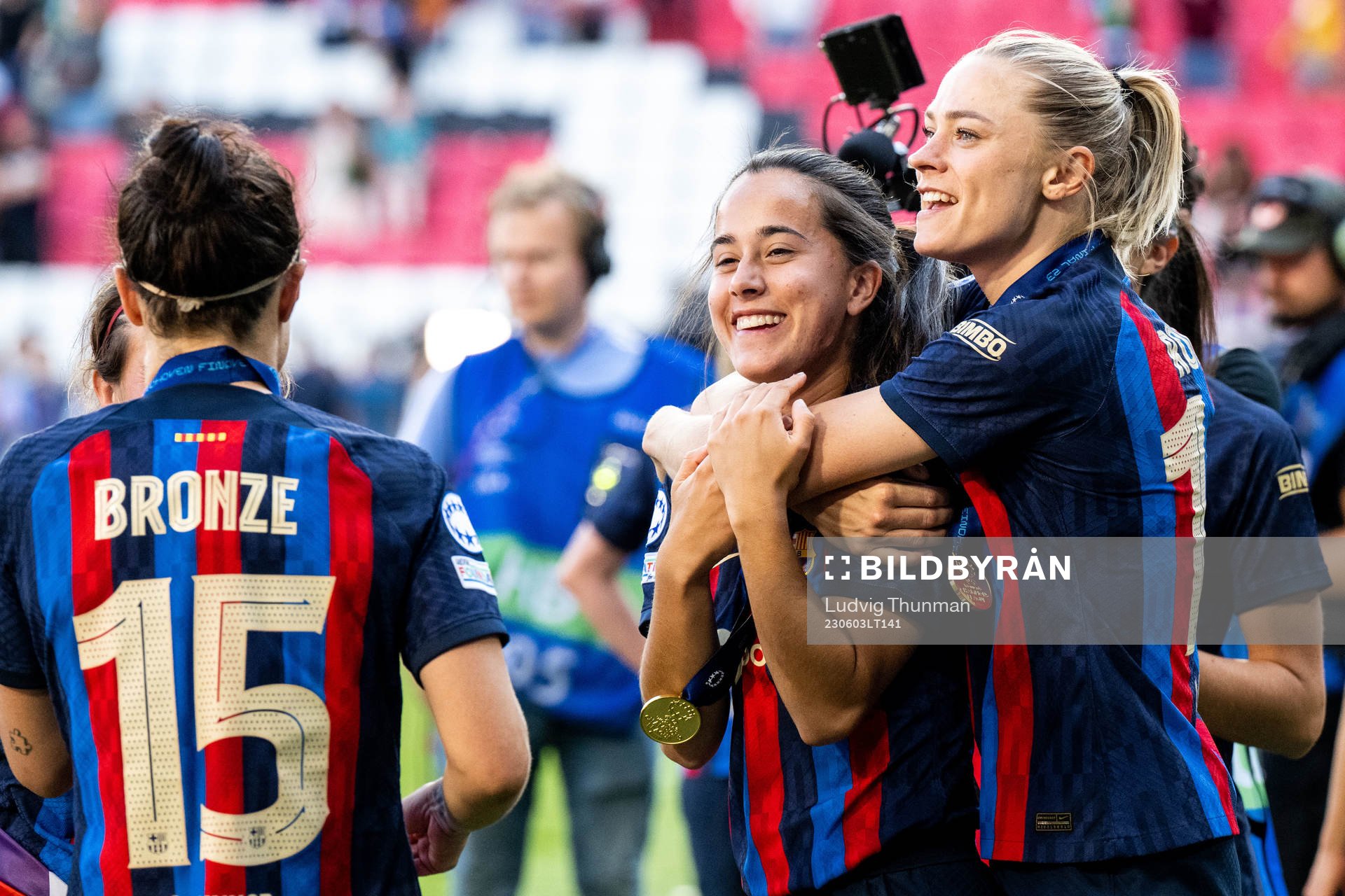 Nuria Rábano and Fridolina Rolfö of Barcelona celebrate