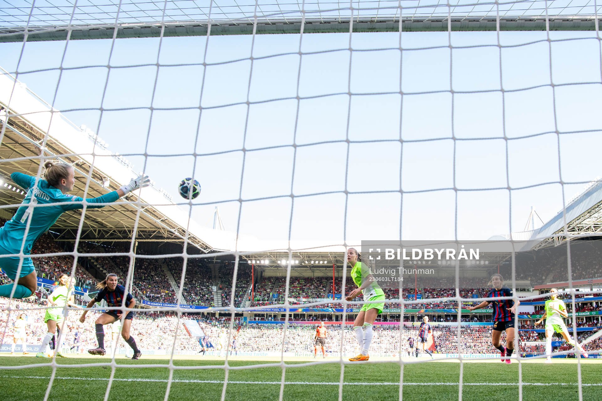 Patri Guijarro of Barcelona scores 2-2