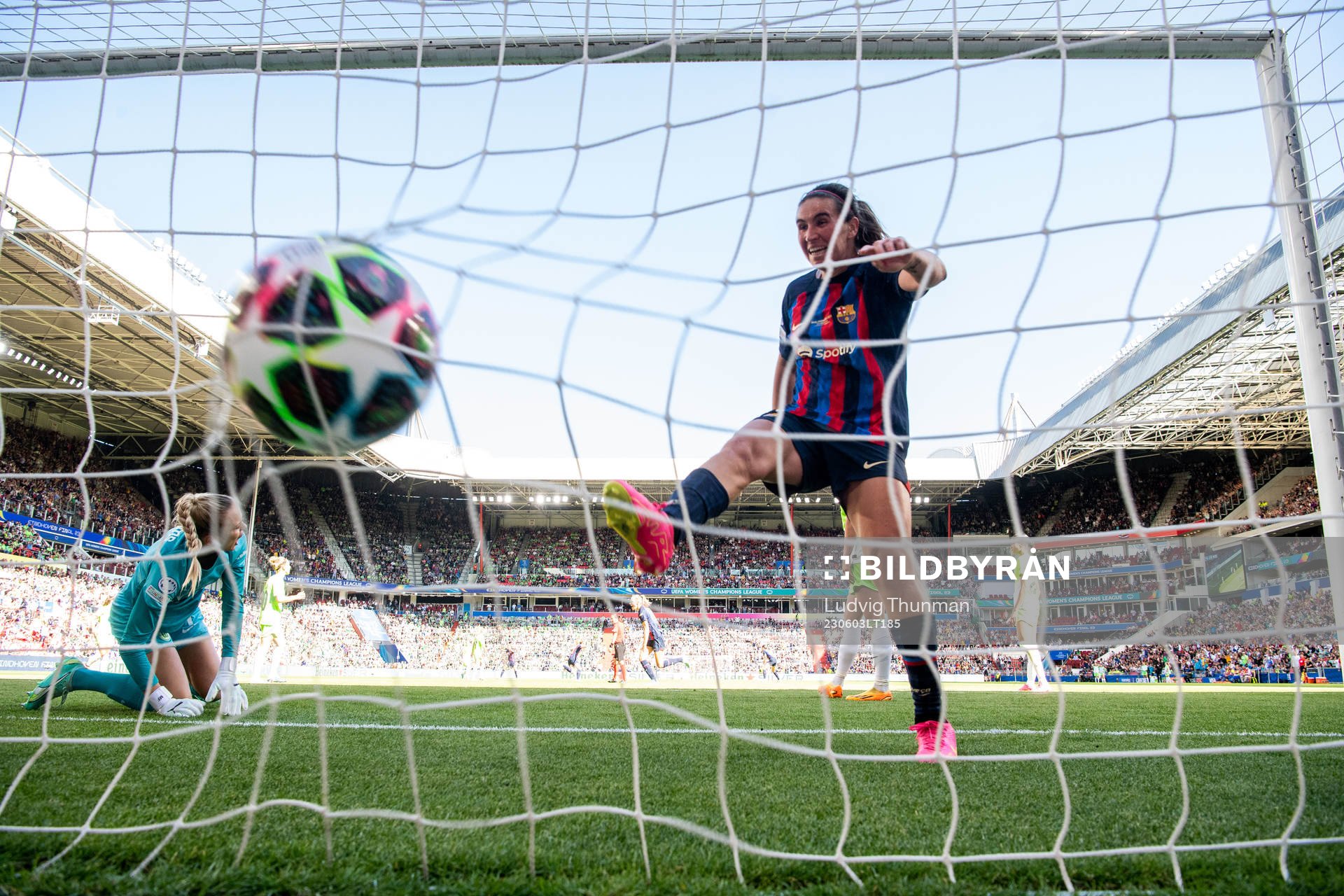 Mariona Caldentey of Barcelona celebrates and goalkeeper