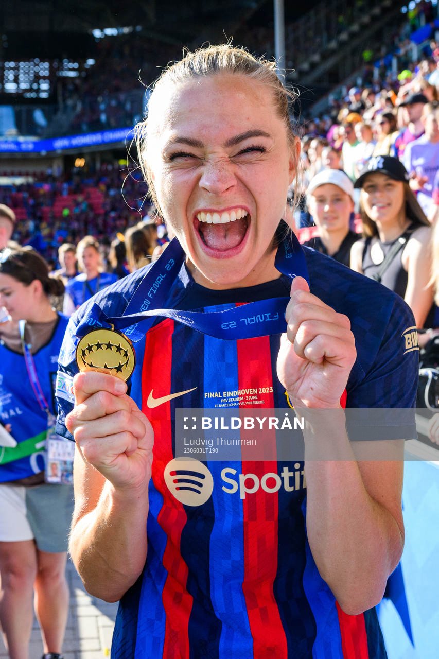 Fridolina Rolfö of Barcelona celebrates with her gold medal