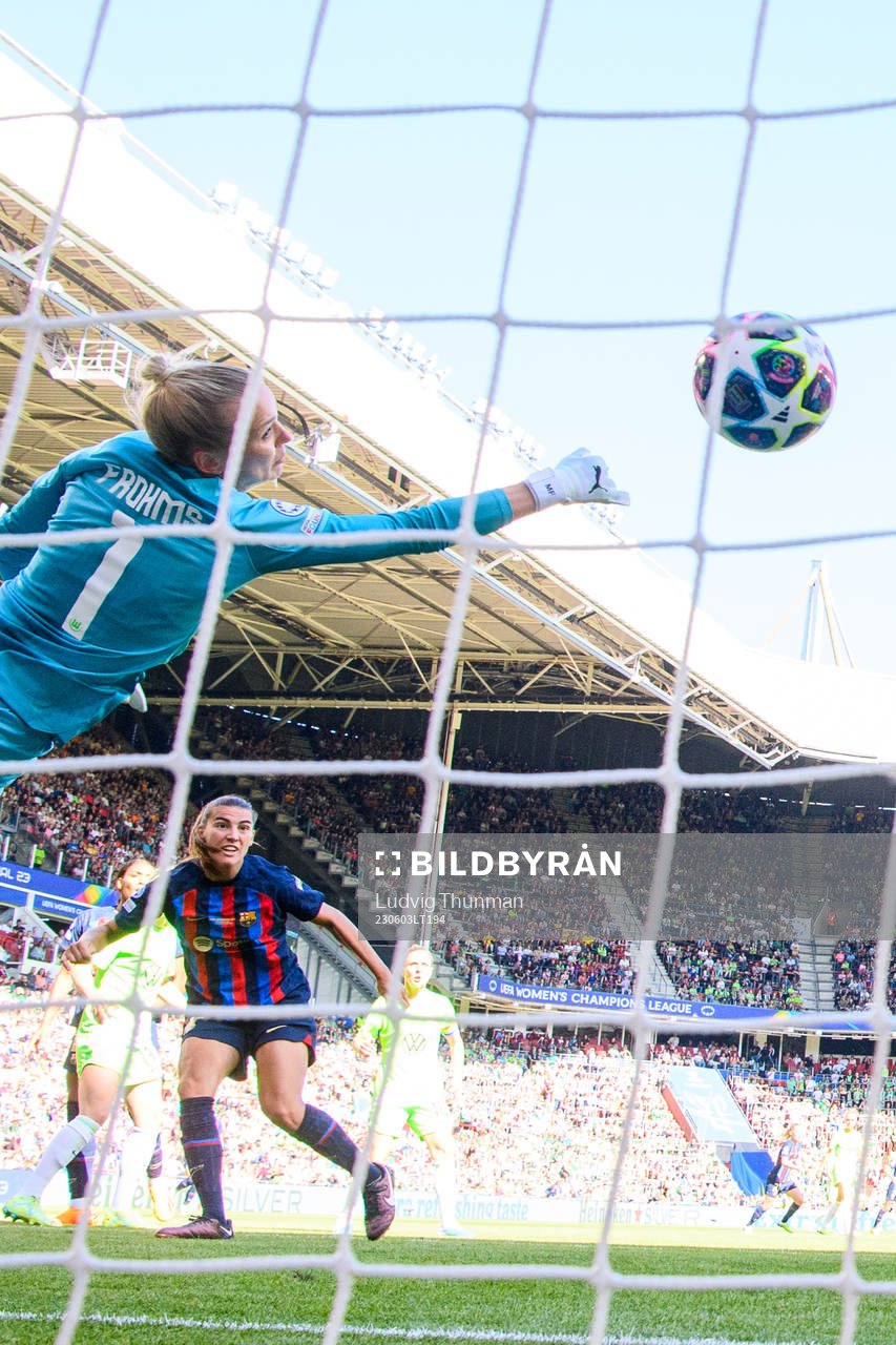 Patri Guijarro of Barcelona scores 1-2 behind goalkeeper