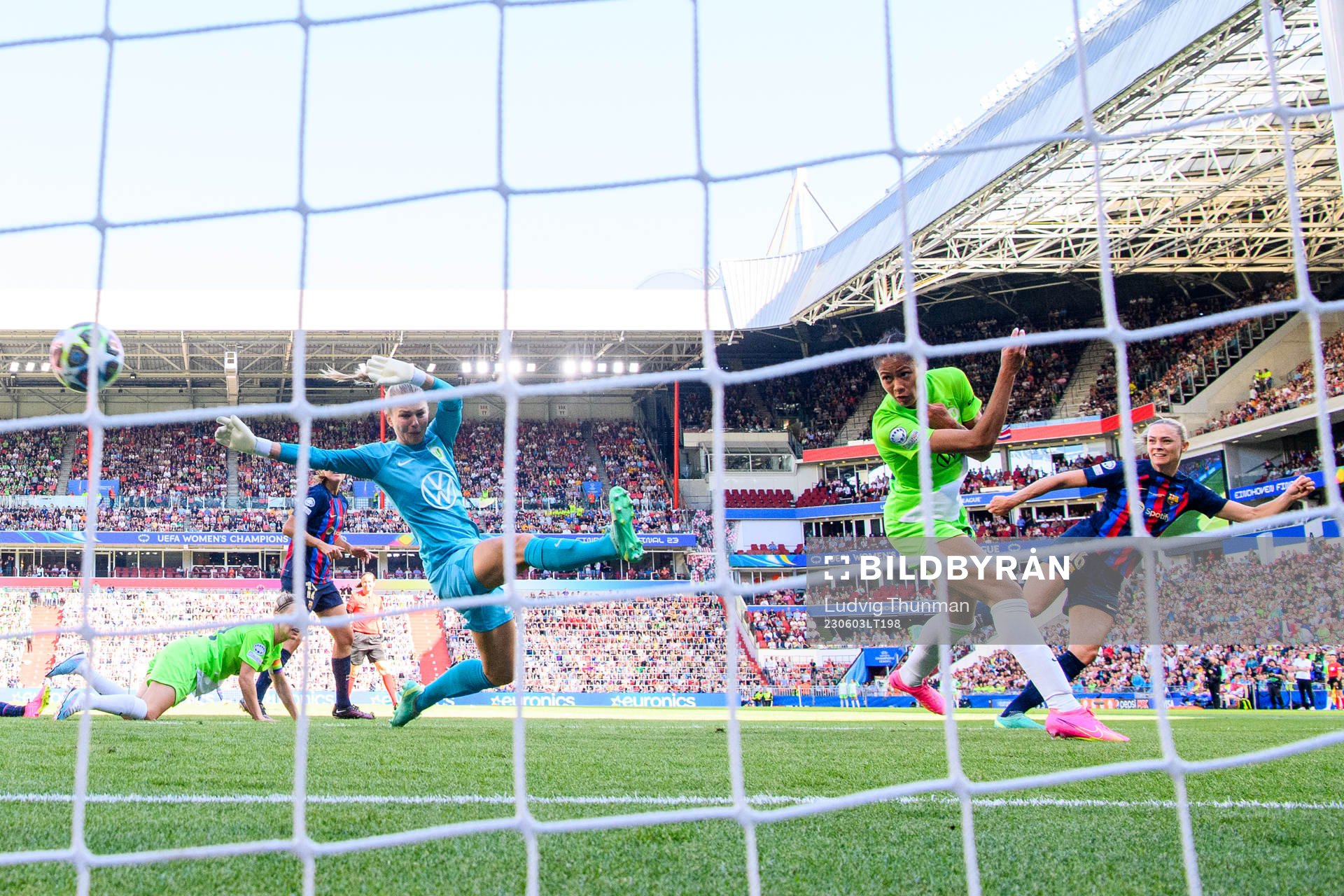 Fridolina Rolfö of Barcelona scores 3-2 behind goalkeeper