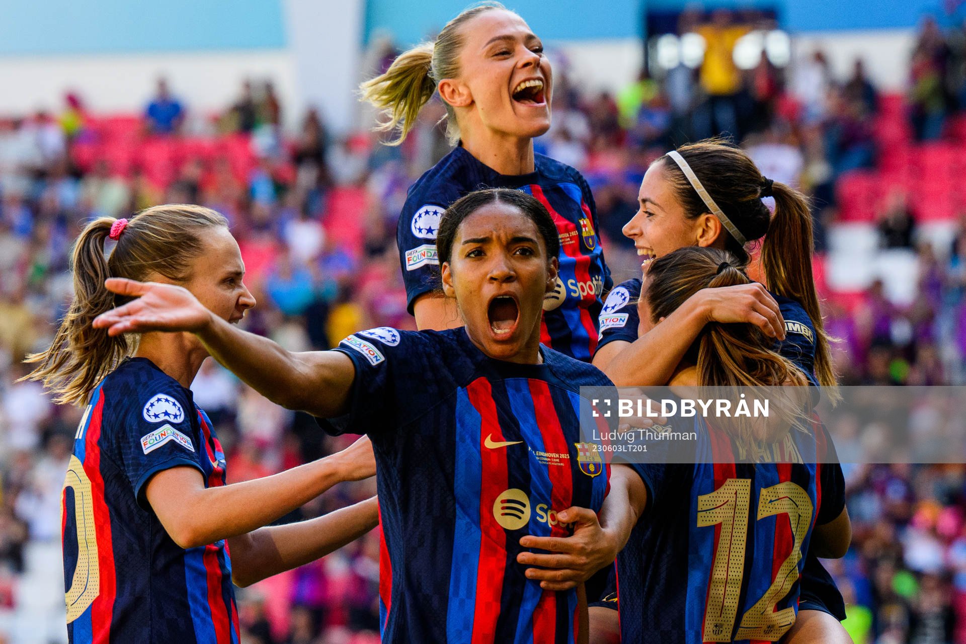 Patri Guijarro of Barcelona celebrates with Caroline Graham